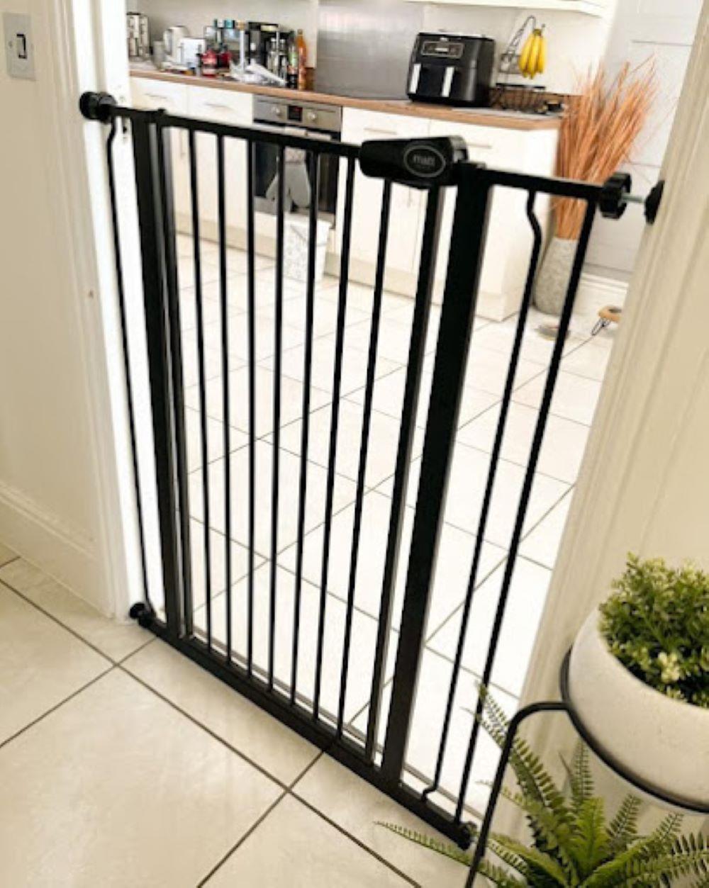 Bettacare Baby Gate, Child and Pet Gate, Extra Tall Black Range 68.5cm - 147.4cm - Picture 31 of 107