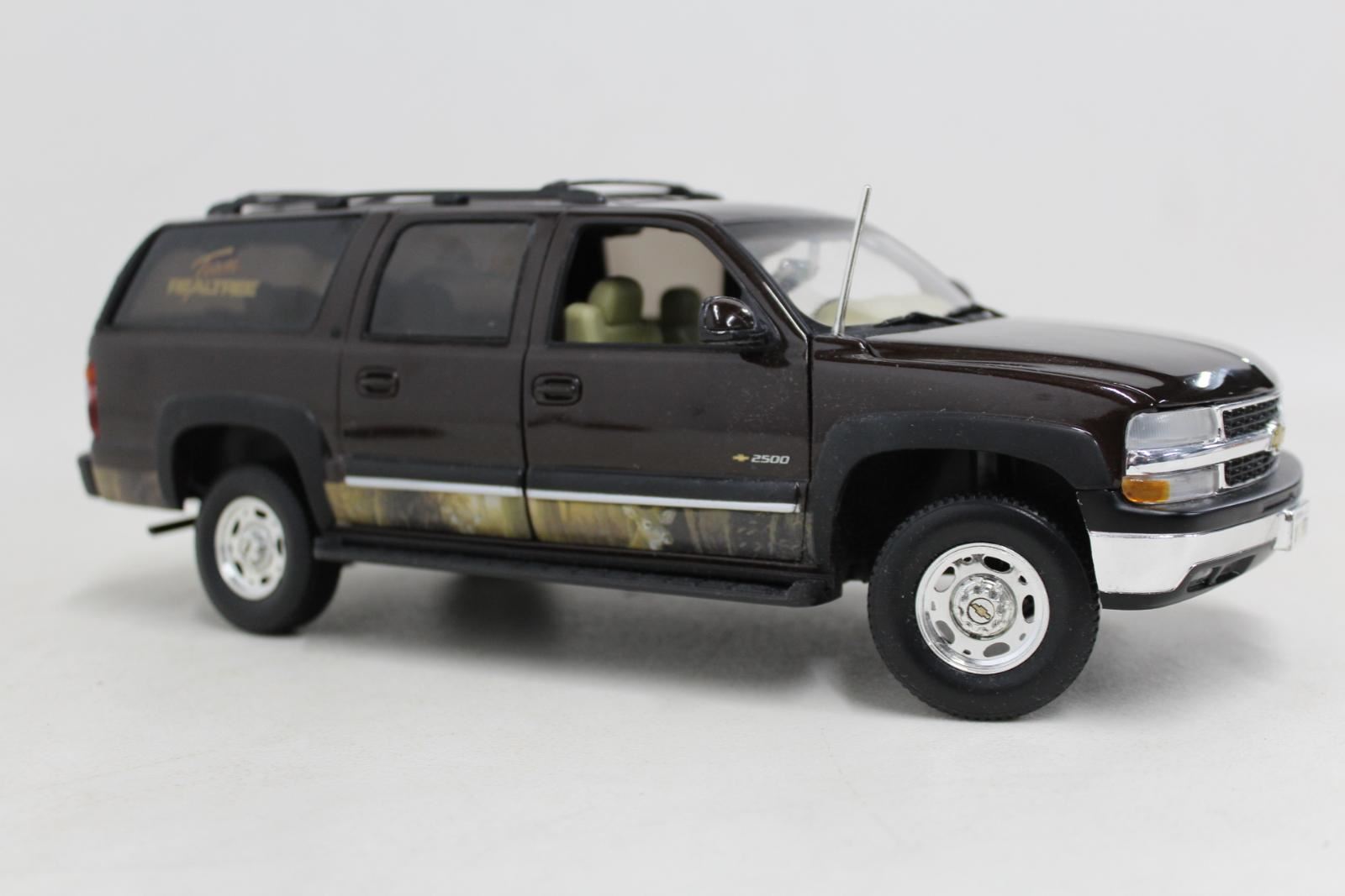 TEAM REALTREE Red Chevrolet Chevy Suburban Sportsman 1 18 ERTL Car Model TEAM REALTREE Red Chevrolet Chevy Suburban Sportsman 1 18 ERTL Car Model