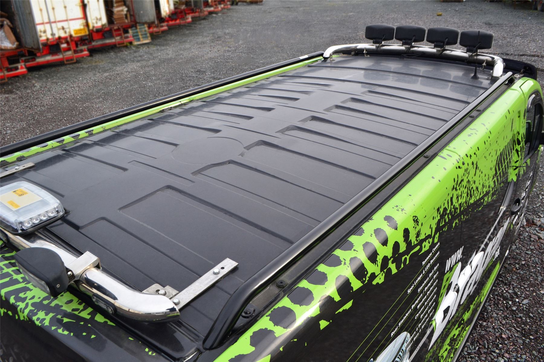 Black Cross Bars To Fit 04-10 Volkswagen Transporter T5 LWB Black Roof Rails