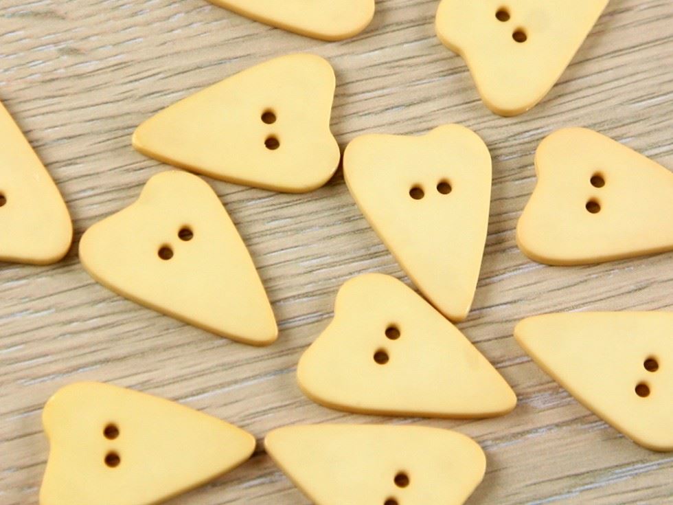 Dill Heart Plastic Buttons (Value Pack) Buttermilk
 