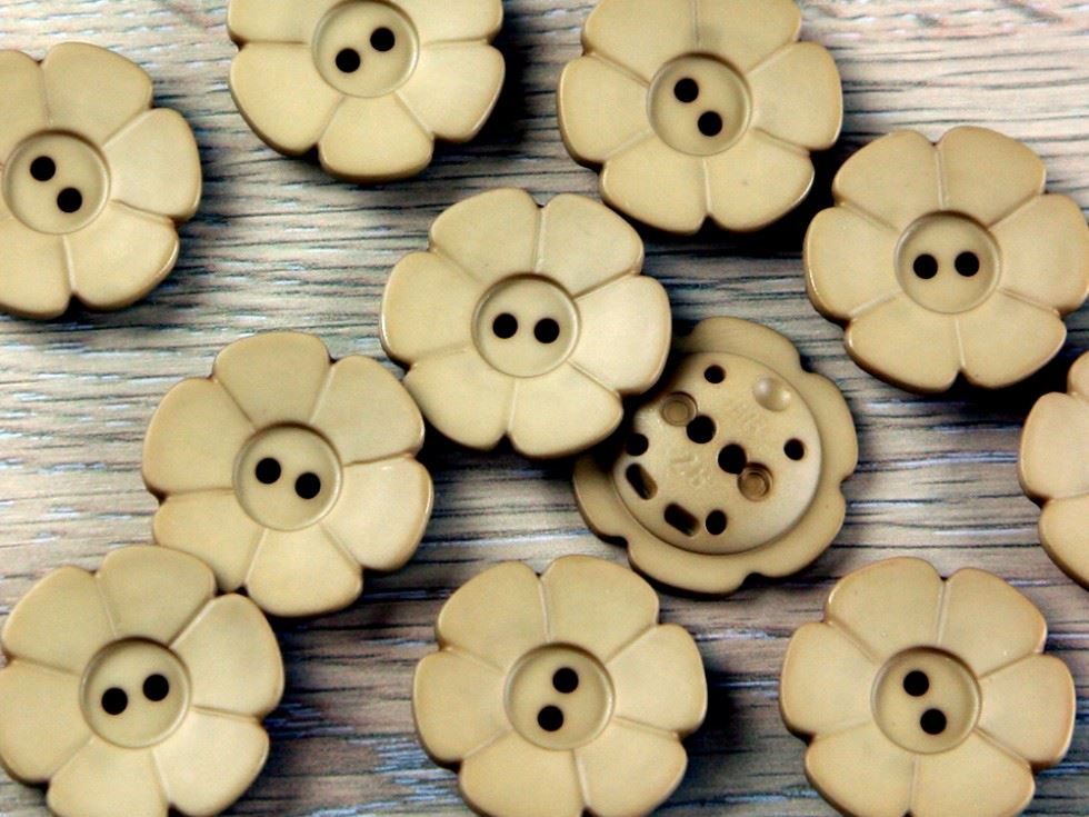Dill Beige Flower Plastic Buttons (Value Pack)