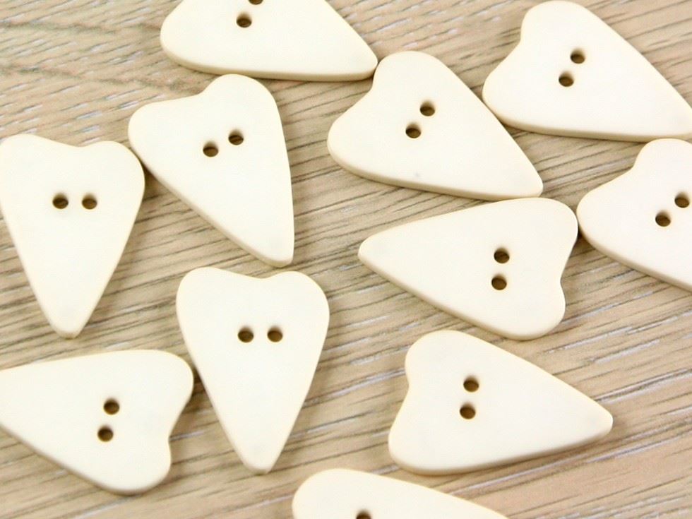 Dill Cream Heart Plastic Buttons (Value Pack)