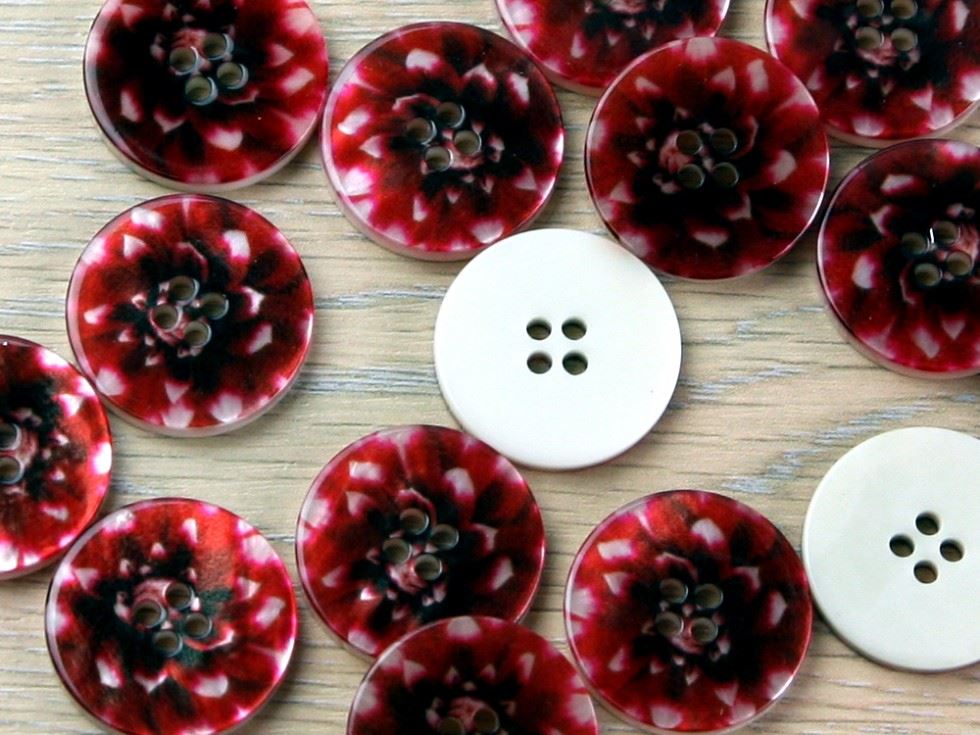 Crendon Red Floral Shell Buttons (Value Pack)
