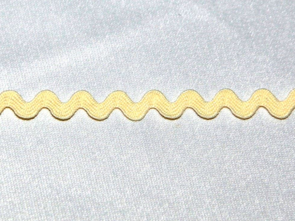Essential Trimmings Natural Ric Rac Trim (Value Roll)