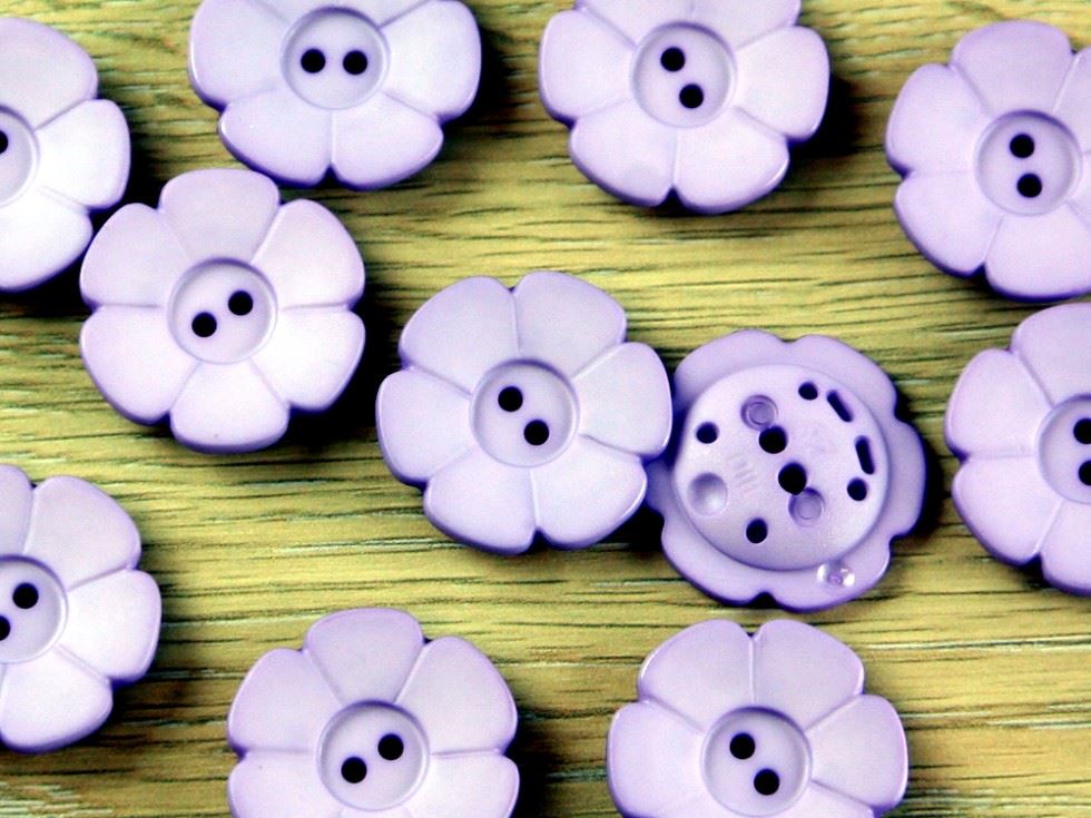 Dill Lilac Flower Plastic Buttons (Value Pack)