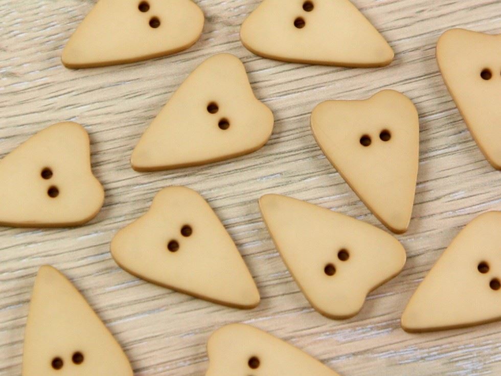 Dill Beige Heart Plastic Buttons (Value Pack)