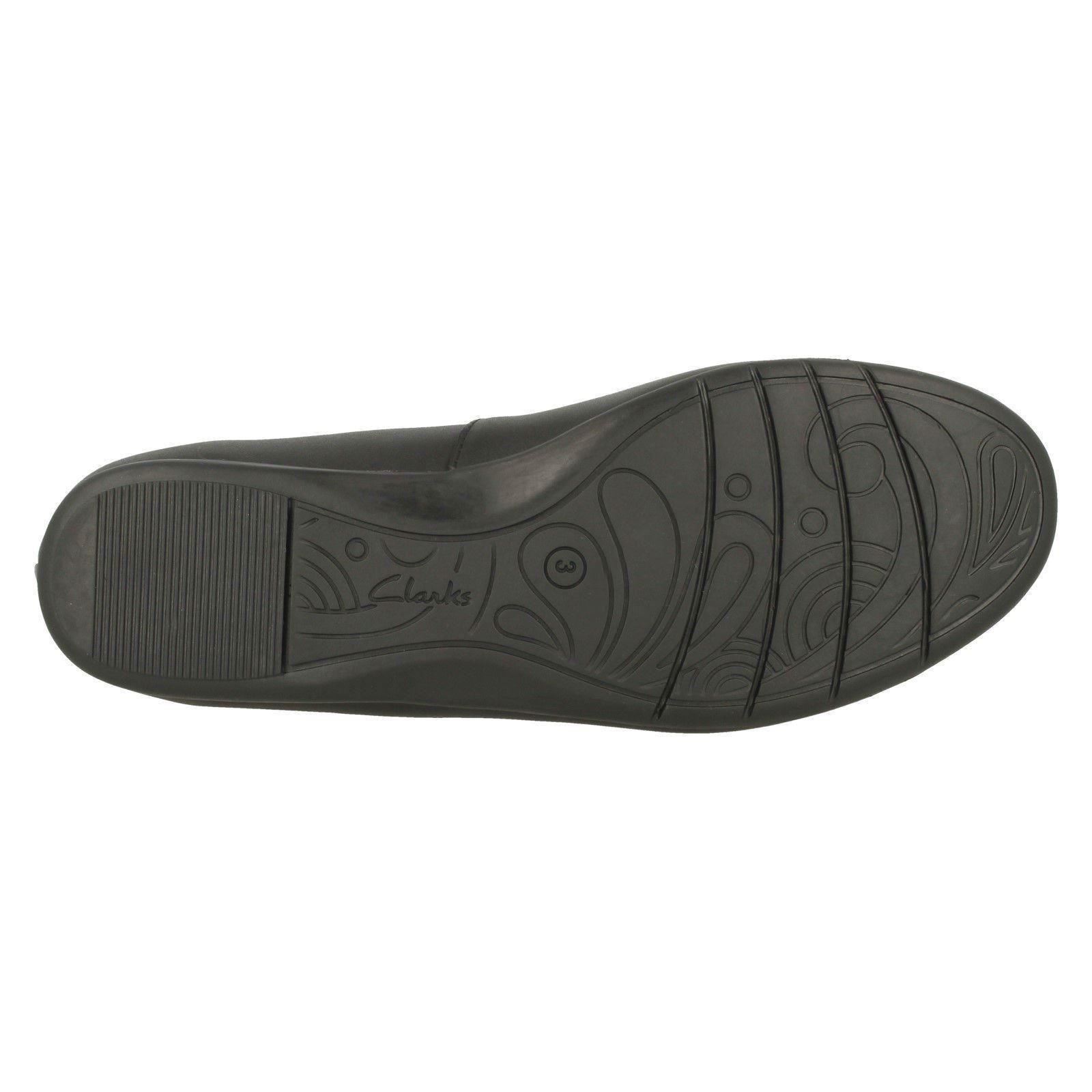 Zapatos escolares Clarks sin cordones con lazo Jesse Shine para niñas - Imagen 10 de 10