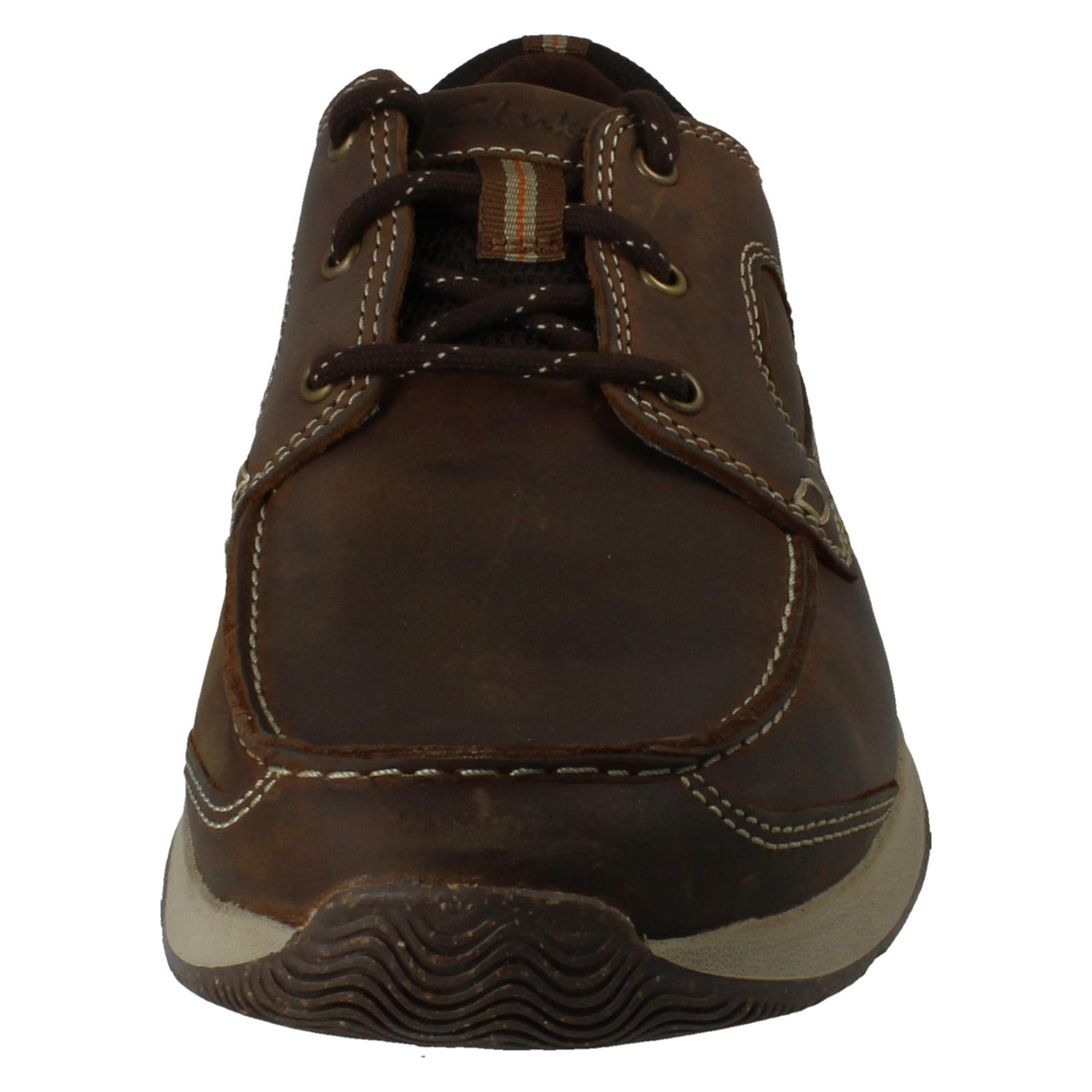 Zapatos de barco cómodos informales con cordones de cuero Clarks de ajuste ancho para hombre: encaje Sailview - Imagen 4 de 10