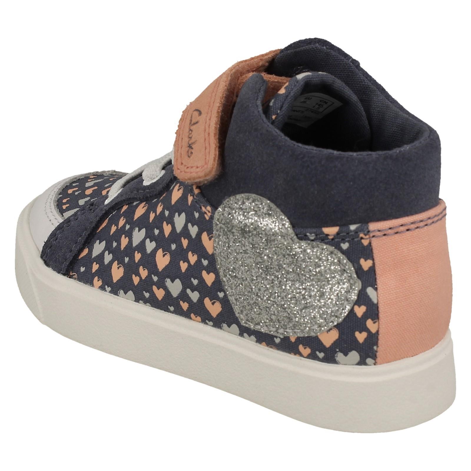 "Botas al tobillo con patrón detallado para niñas Clarks ""City Hop K"" - Imagen 7 de 10
