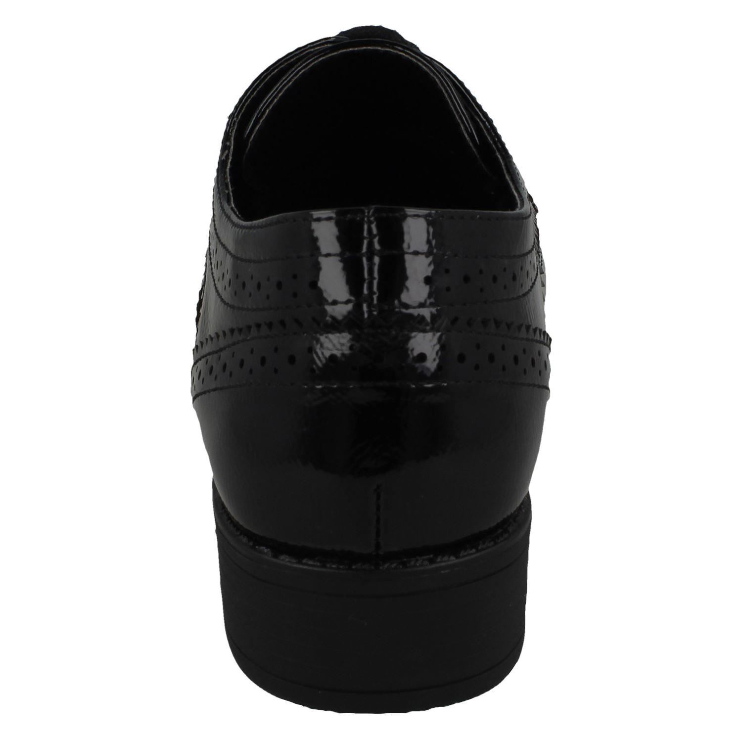 Zapatos brogue con cordones de charol para dama - Imagen 5 de 10