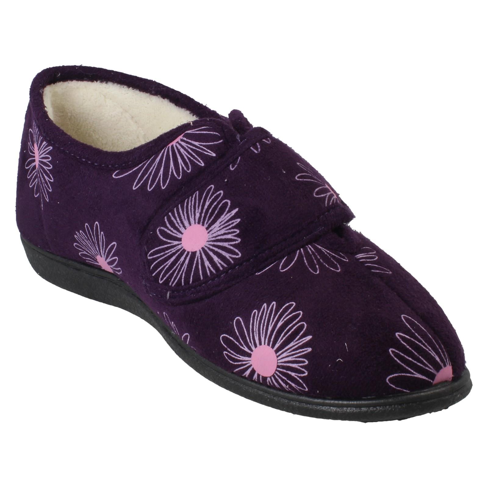 Zapatillas completas anchas detalladas con flores de rosa Judith para dama - Imagen 17 de 28