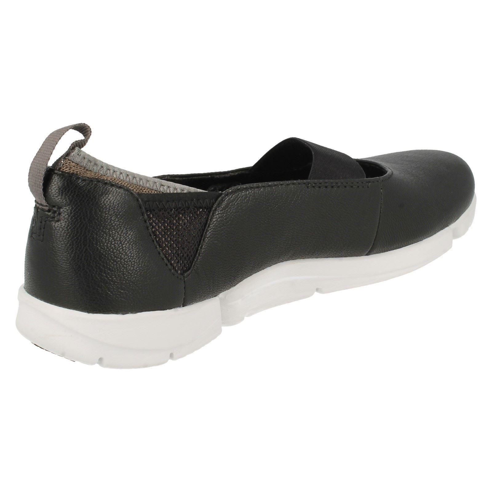 clarks tri step black