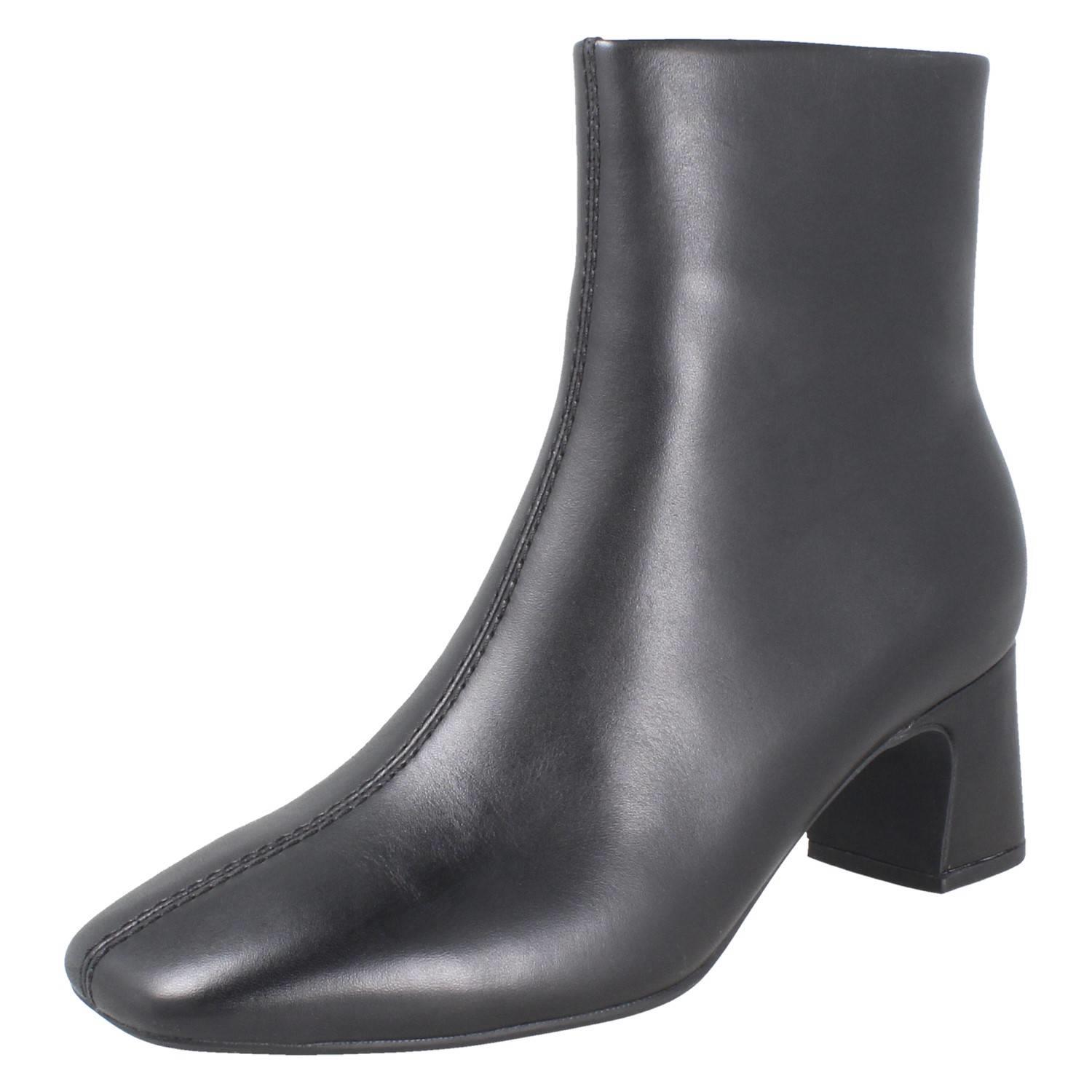 Damen Clarks Smart Leather Blockabsatz Quadratische Zehe Stiefeletten Fernie Zip - Picture 2 of 19