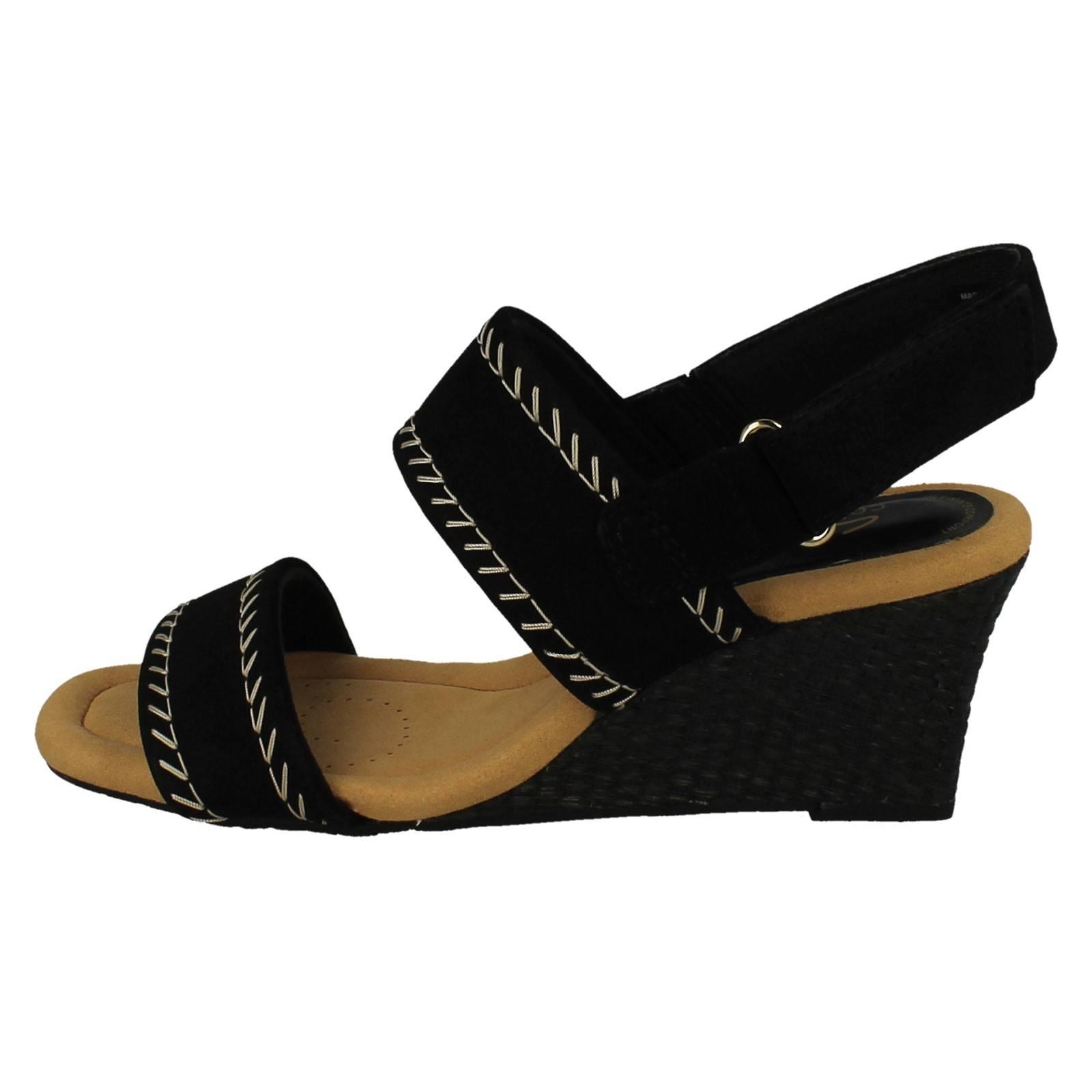Sandalias de verano Clarks de cuero/nubuck con correa de tobillo y tacón de cuña rosa Kyarra para dama - Imagen 3 de 19