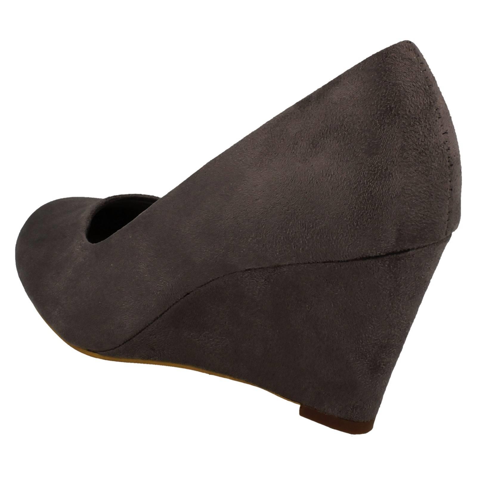 Elegantes zapatos de corte con tacón de cuña para damas Spot On F9R0114 - Imagen 15 de 28