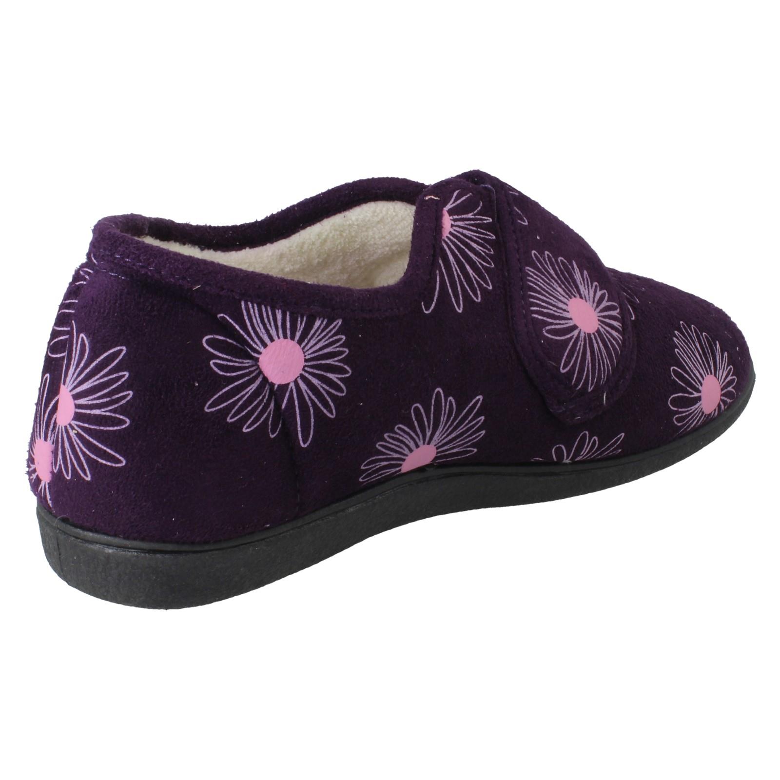Zapatillas completas anchas detalladas con flores de rosa Judith para dama - Imagen 15 de 28