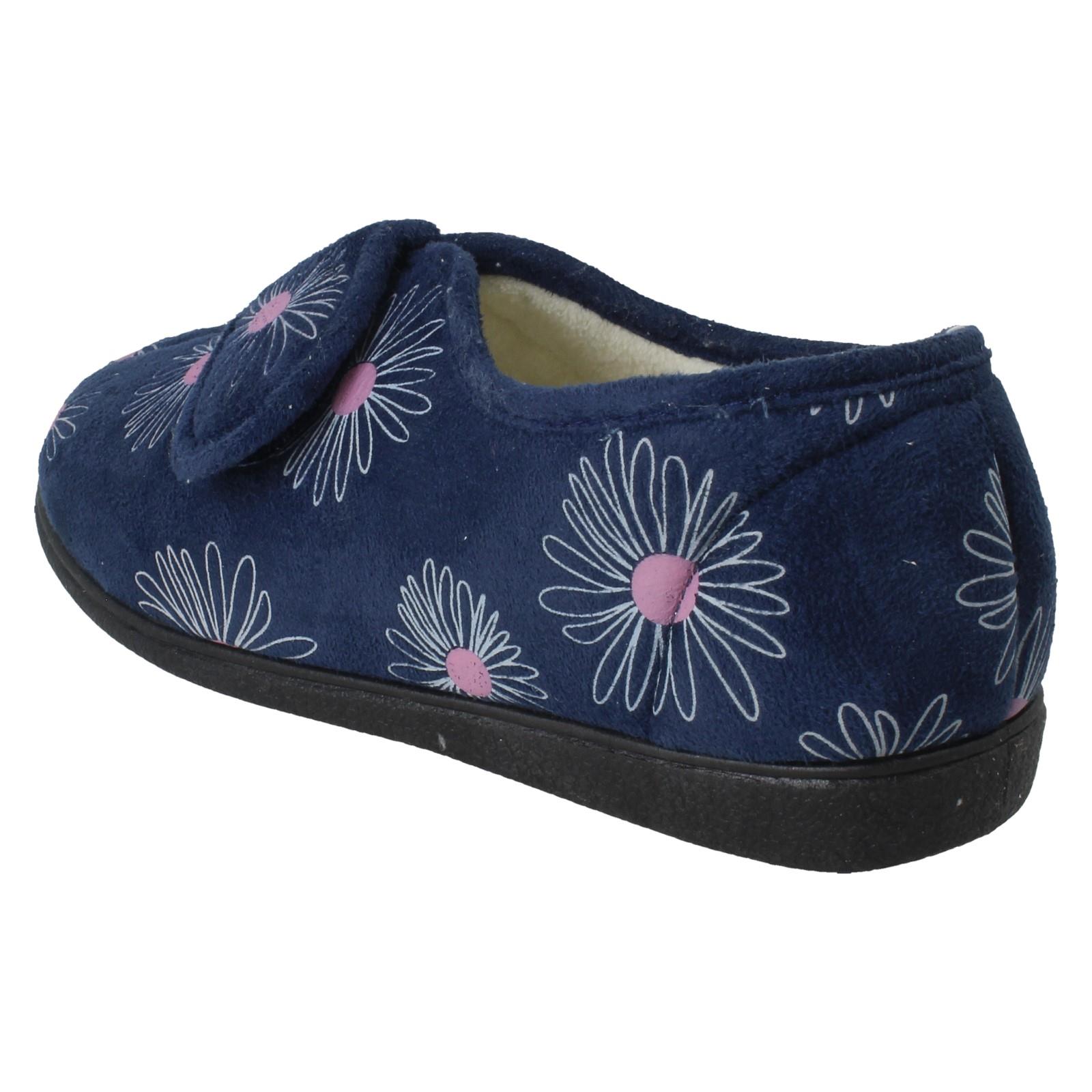 Zapatillas completas anchas detalladas con flores de rosa Judith para dama - Imagen 22 de 28