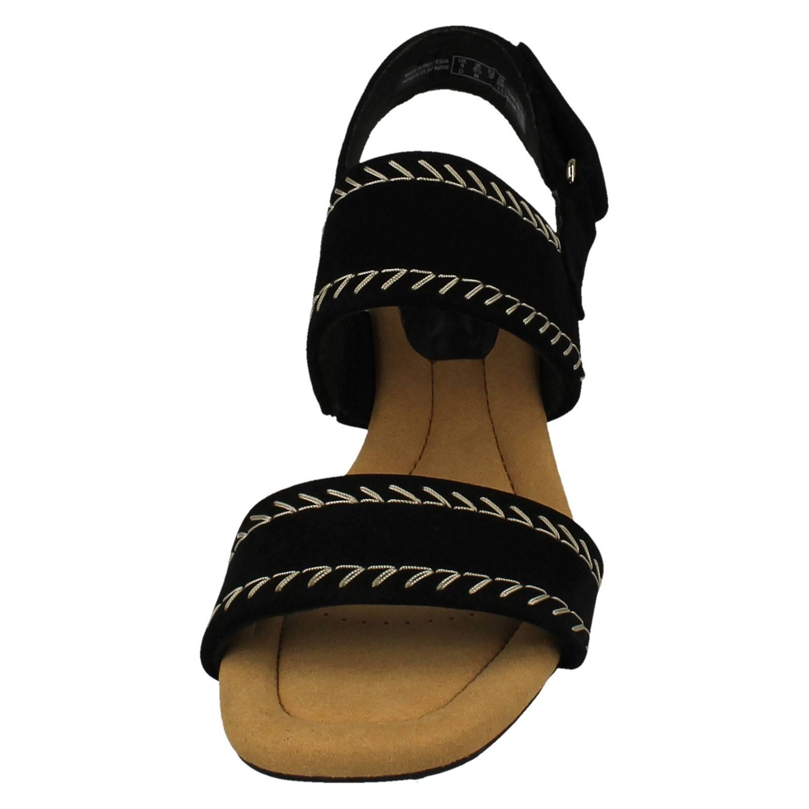 Sandalias de verano Clarks de cuero/nubuck con correa de tobillo y tacón de cuña rosa Kyarra para dama - Imagen 9 de 19