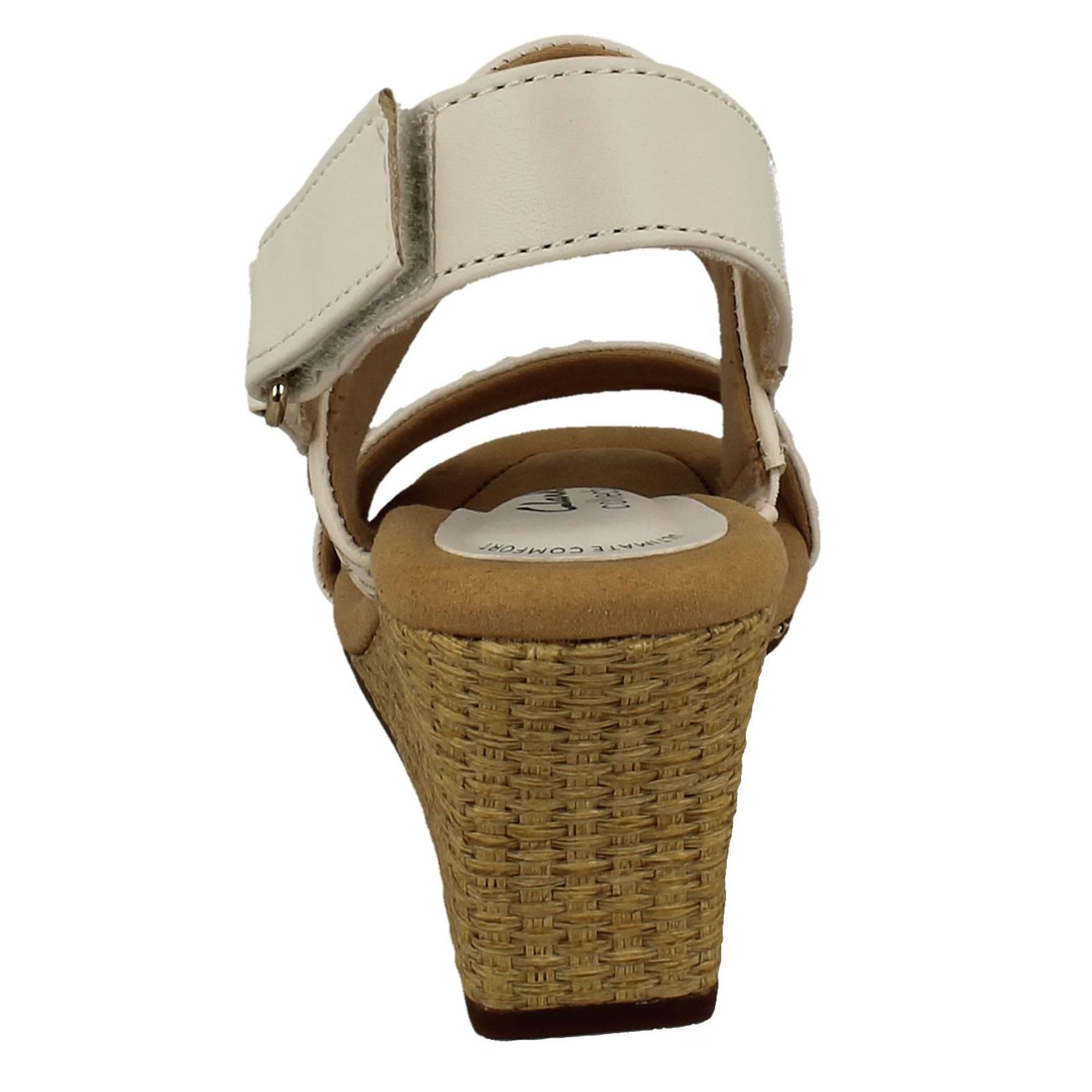 Sandalias de verano Clarks de cuero/nubuck con correa de tobillo y tacón de cuña rosa Kyarra para dama - Imagen 14 de 19