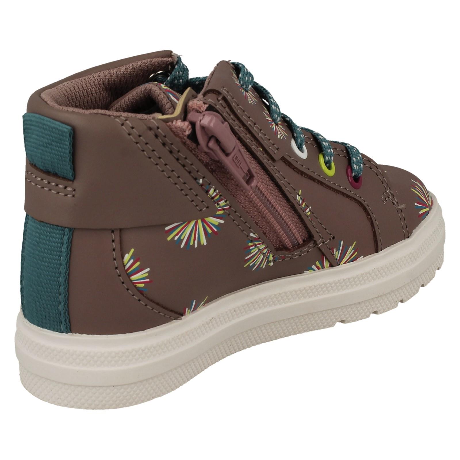 "Botas informales de suela gruesa para niñas Clarks ""Nova Pom"" - Imagen 9 de 10