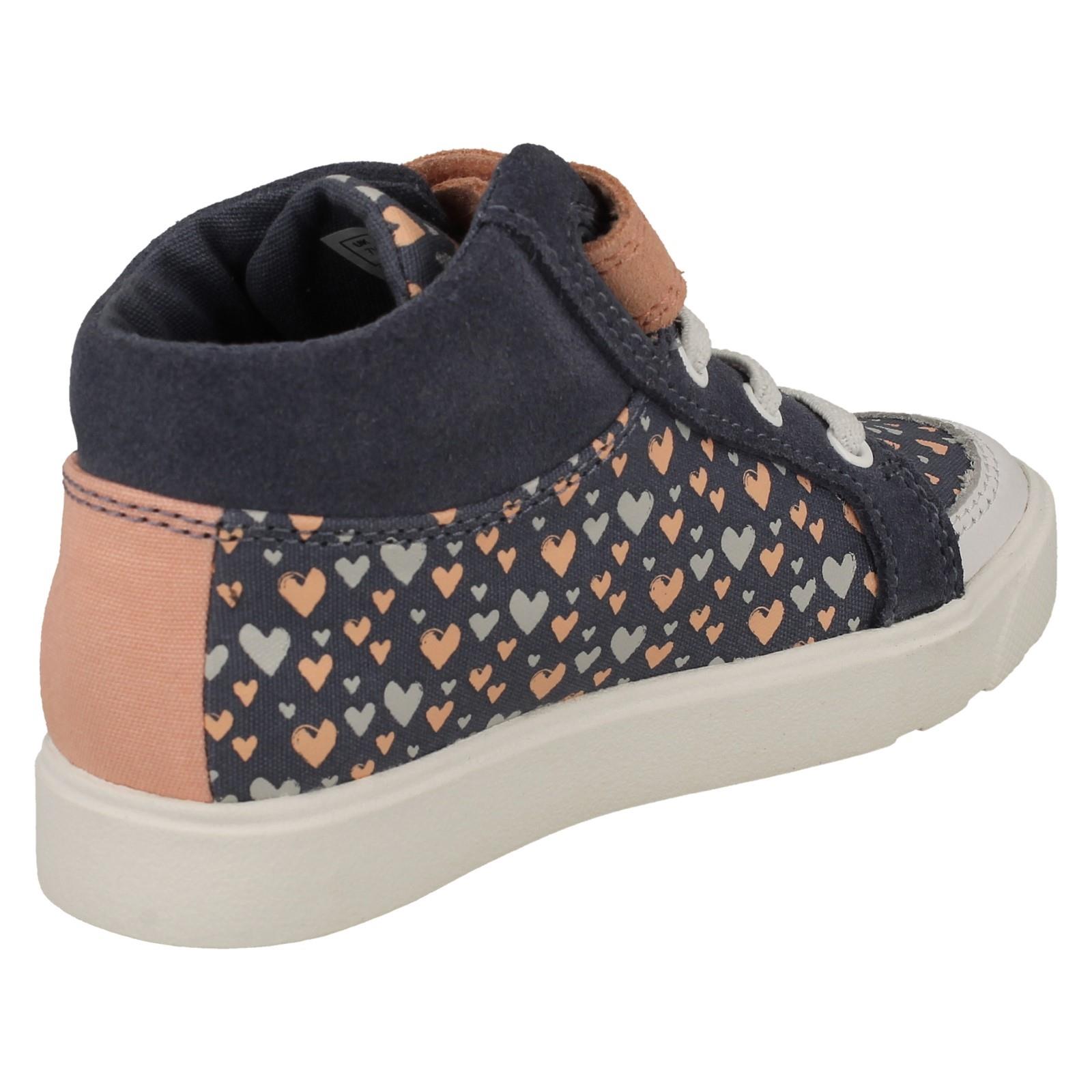 "Botas al tobillo con patrón detallado para niñas Clarks ""City Hop K"" - Imagen 6 de 10