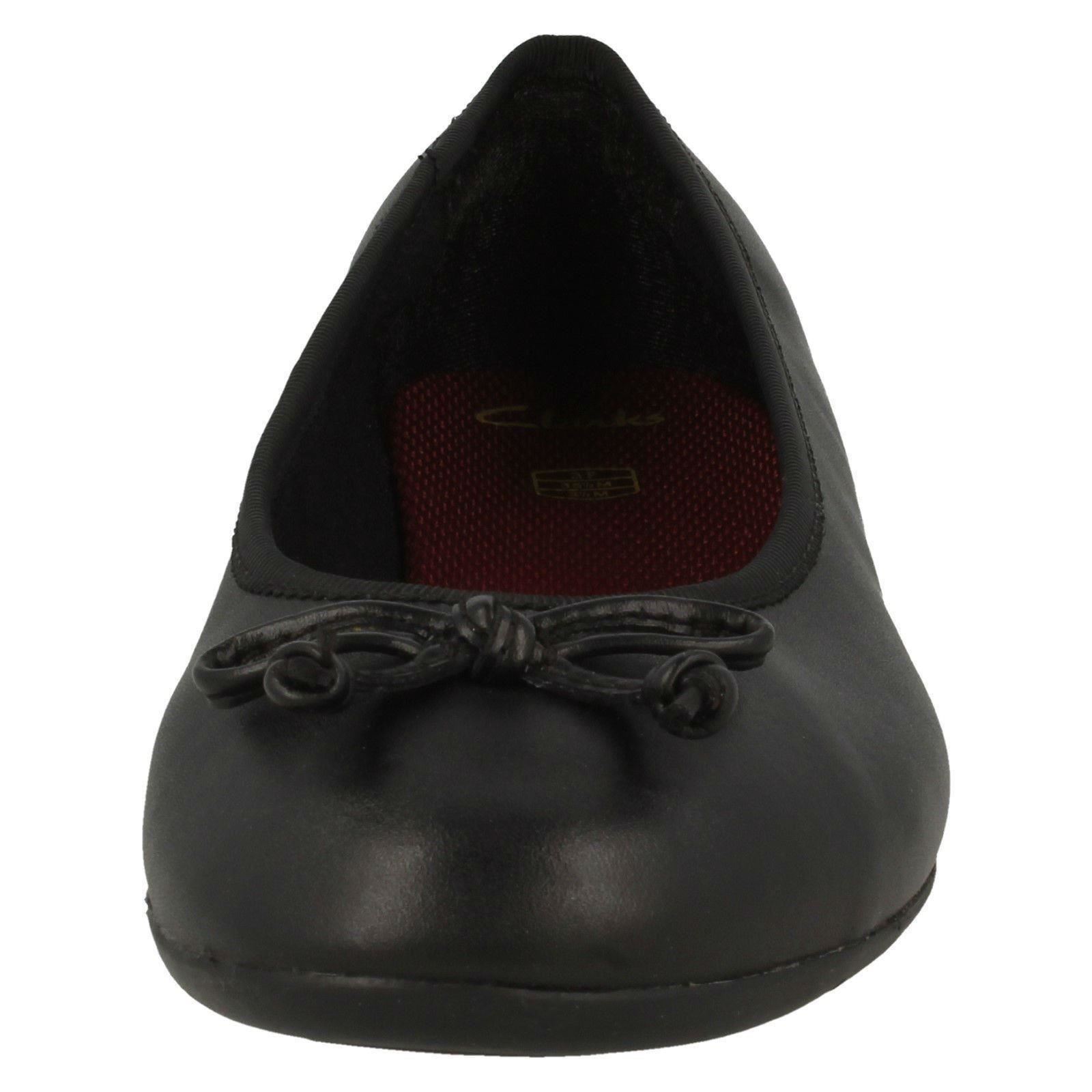 Zapatos escolares Clarks sin cordones con lazo Jesse Shine para niñas - Imagen 8 de 10