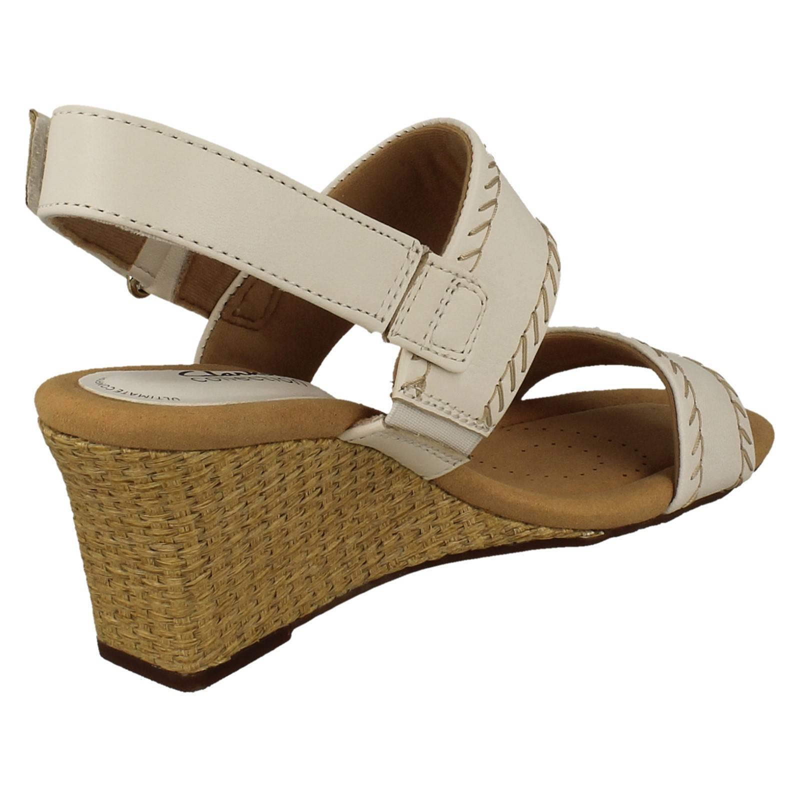 Sandalias de verano Clarks de cuero/nubuck con correa de tobillo y tacón de cuña rosa Kyarra para dama - Imagen 15 de 19