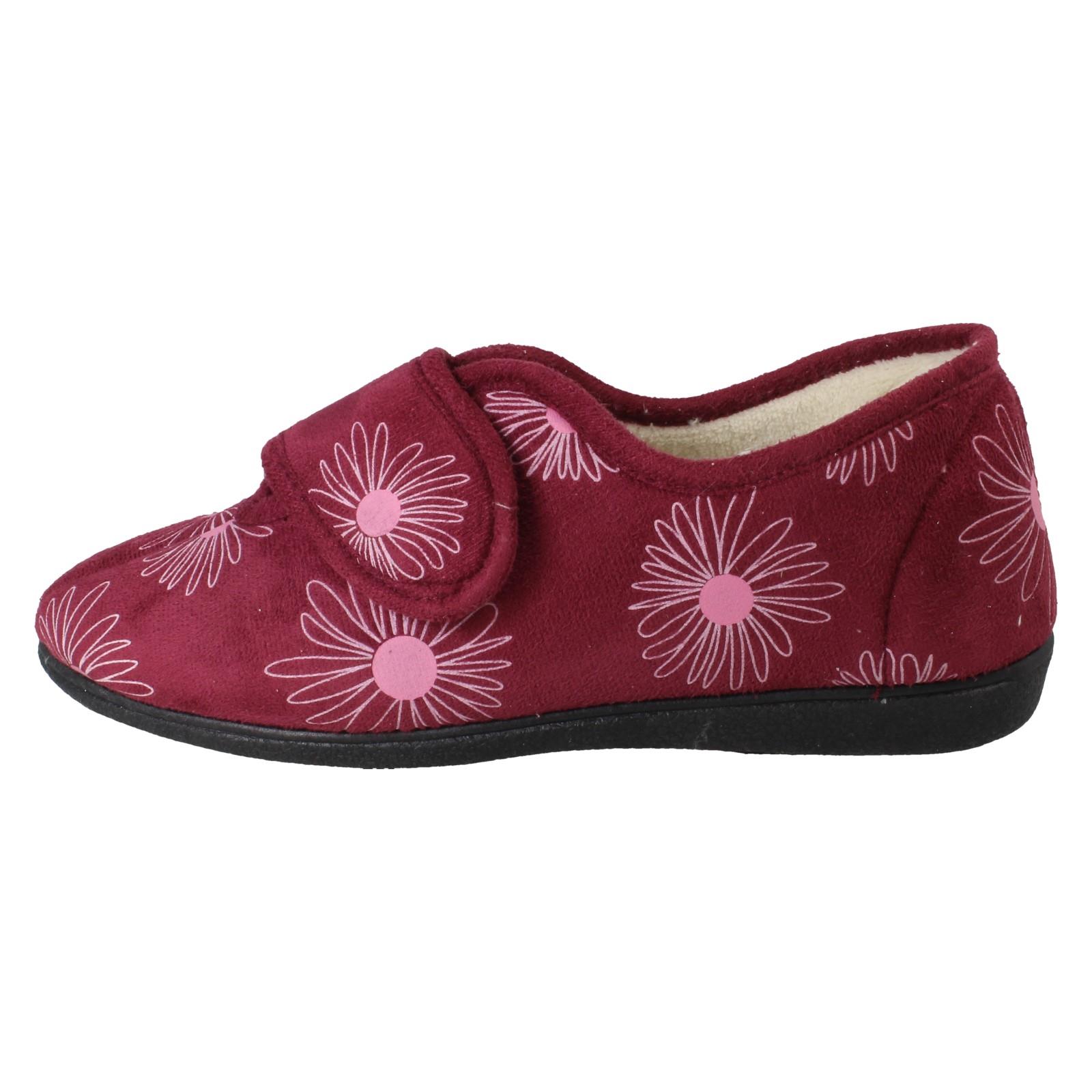 Zapatillas completas anchas detalladas con flores de rosa Judith para dama - Imagen 3 de 28