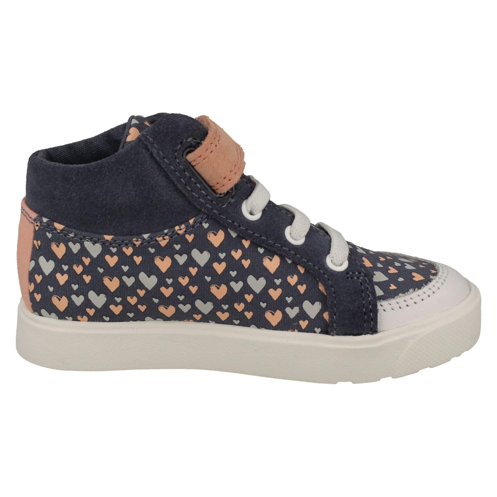 "Botas al tobillo con patrón detallado para niñas Clarks ""City Hop K"" - Imagen 4 de 10