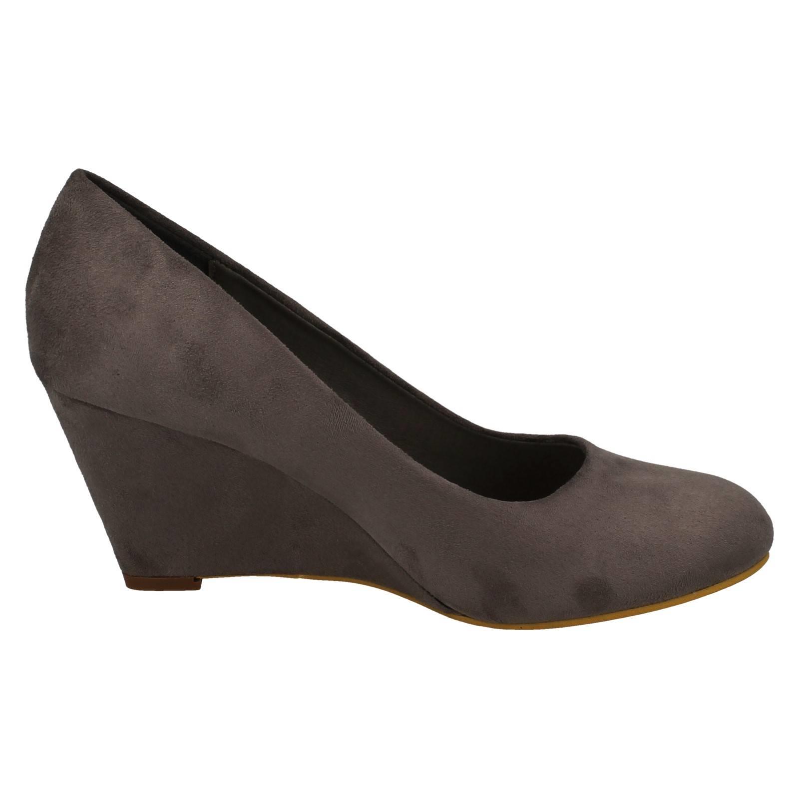 Elegantes zapatos de corte con tacón de cuña para damas Spot On F9R0114 - Imagen 16 de 28