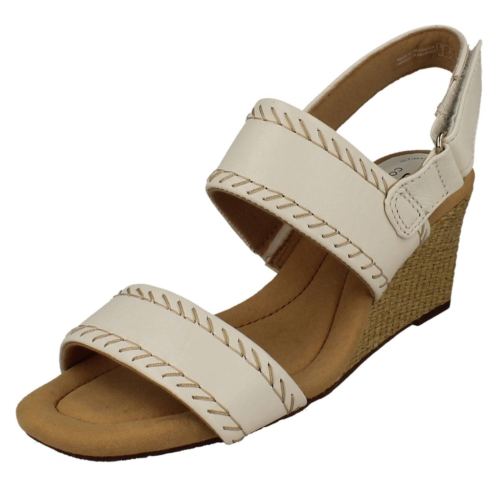 Sandalias de verano Clarks de cuero/nubuck con correa de tobillo y tacón de cuña rosa Kyarra para dama - Imagen 11 de 19