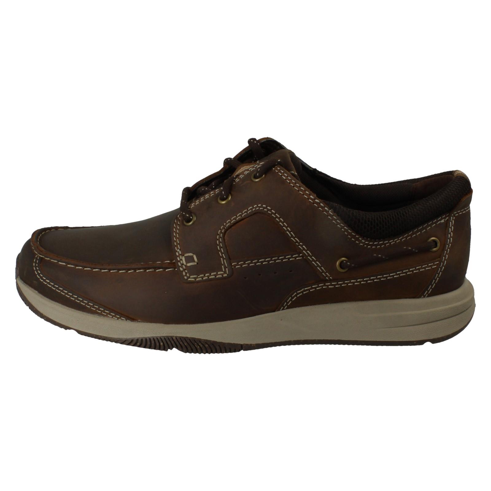 Zapatos de barco cómodos informales con cordones de cuero Clarks de ajuste ancho para hombre: encaje Sailview - Imagen 3 de 10