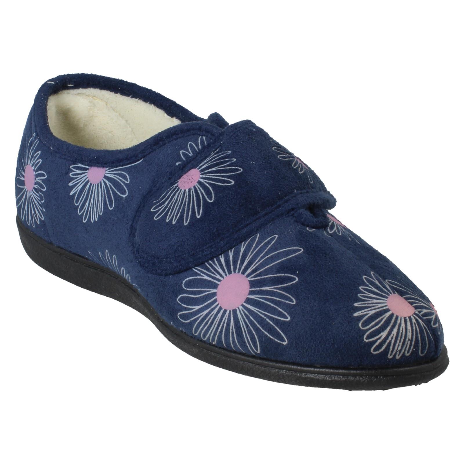 Zapatillas completas anchas detalladas con flores de rosa Judith para dama - Imagen 26 de 28