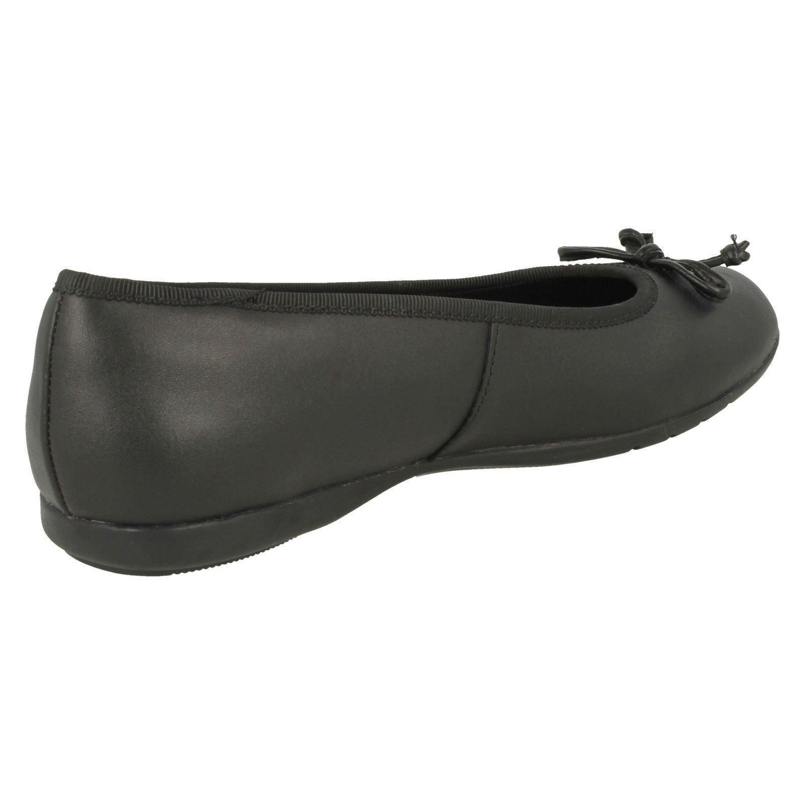 Zapatos escolares Clarks sin cordones con lazo Jesse Shine para niñas - Imagen 5 de 10