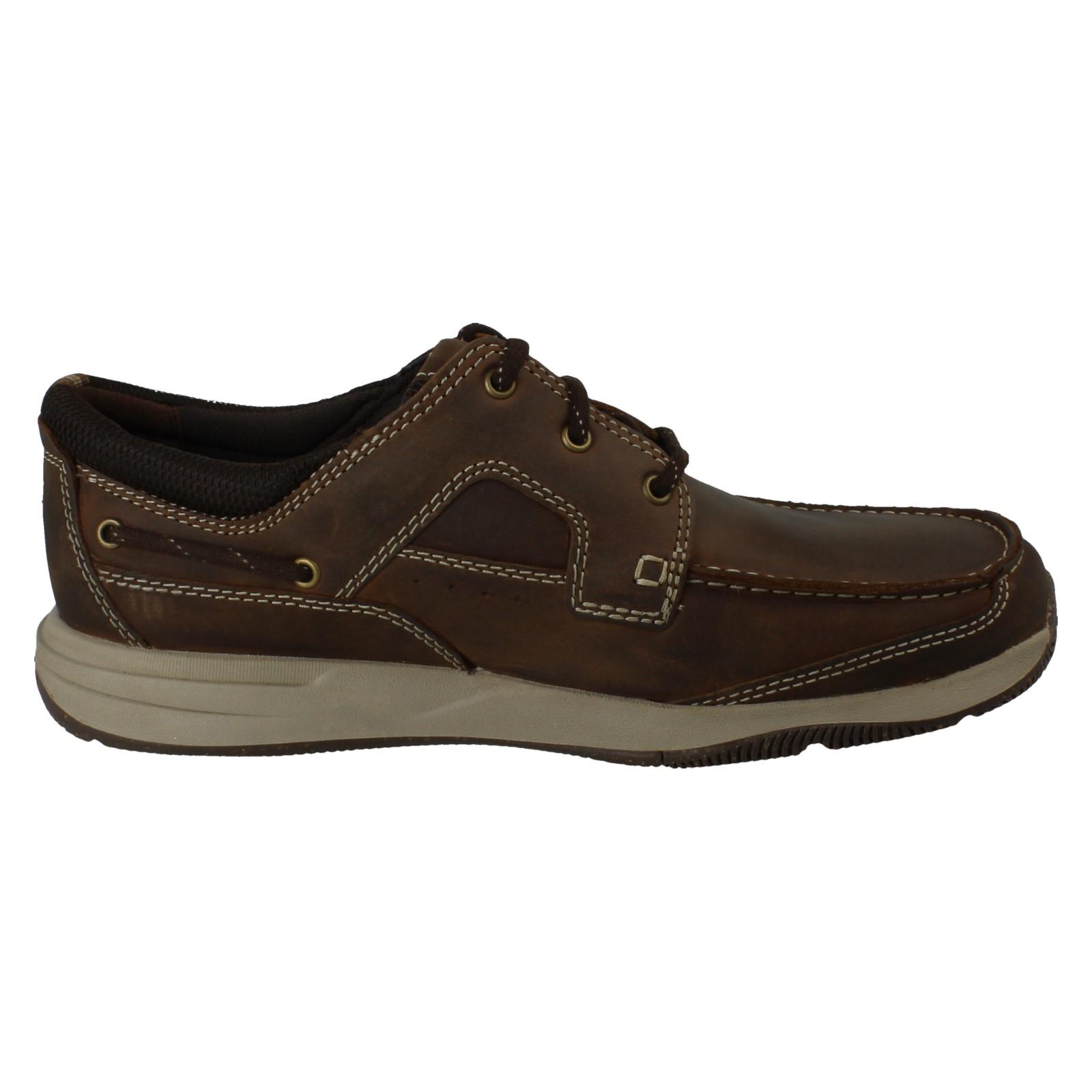 Zapatos de barco cómodos informales con cordones de cuero Clarks de ajuste ancho para hombre: encaje Sailview - Imagen 9 de 10