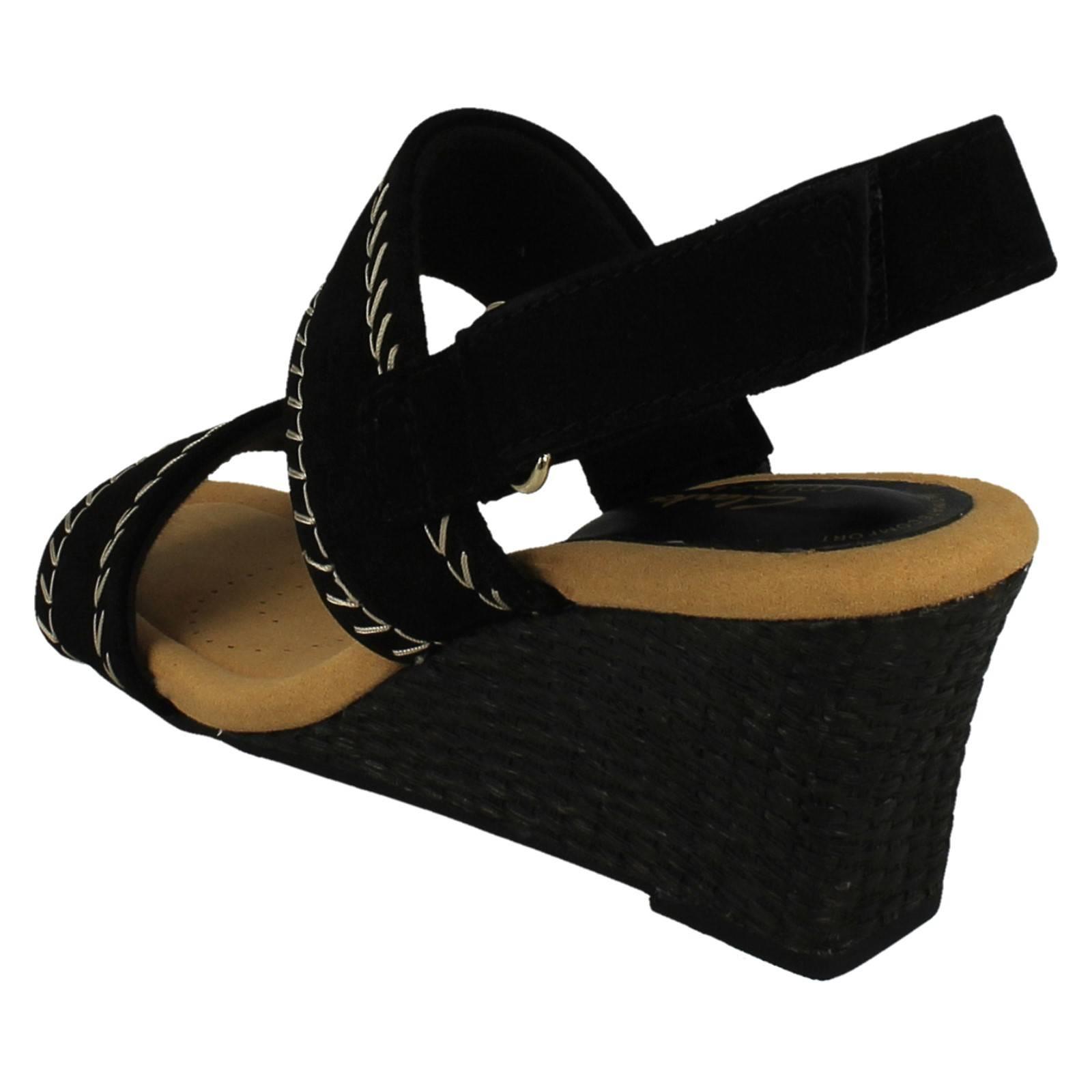 Sandalias de verano Clarks de cuero/nubuck con correa de tobillo y tacón de cuña rosa Kyarra para dama - Imagen 4 de 19