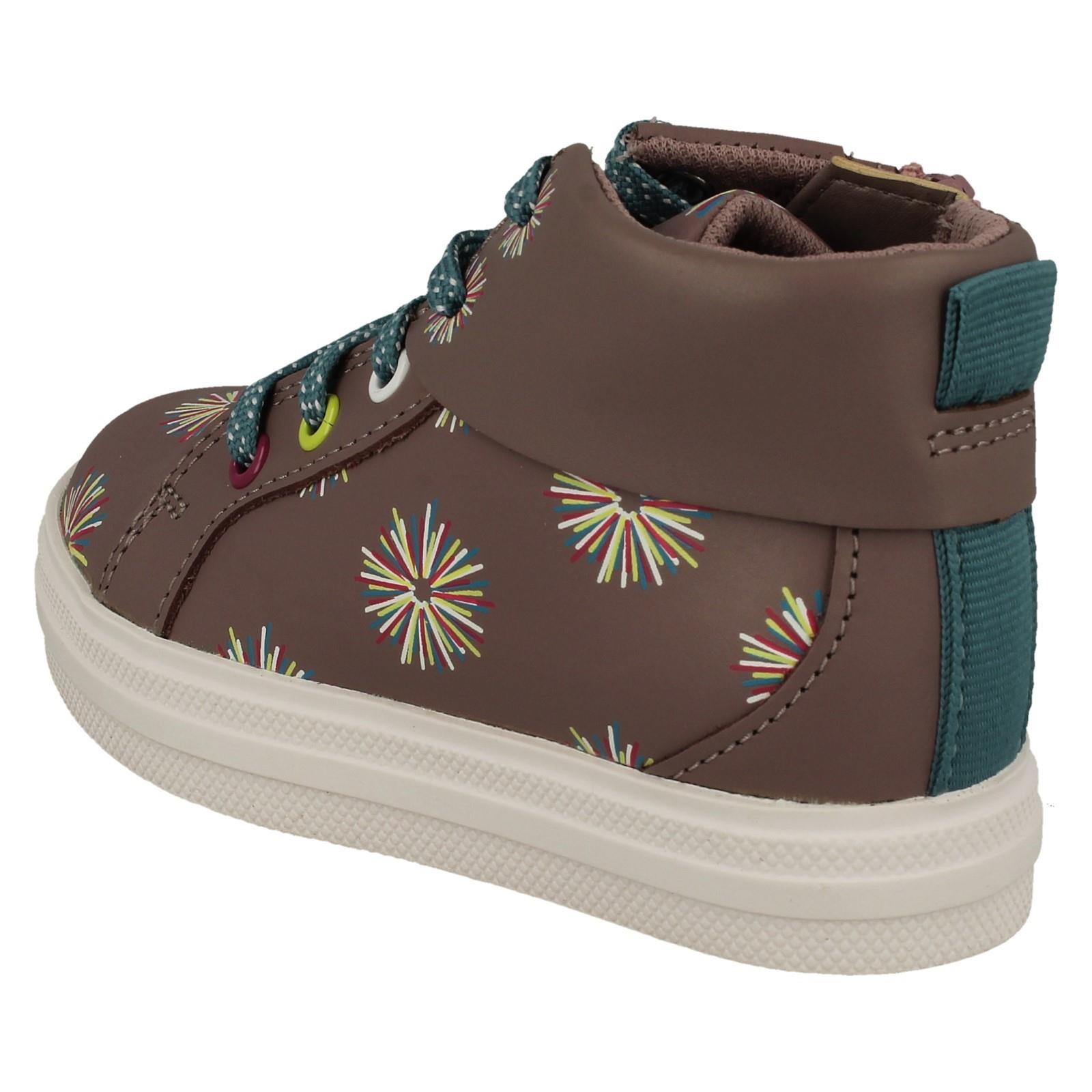 "Botas informales de suela gruesa para niñas Clarks ""Nova Pom"" - Imagen 4 de 10