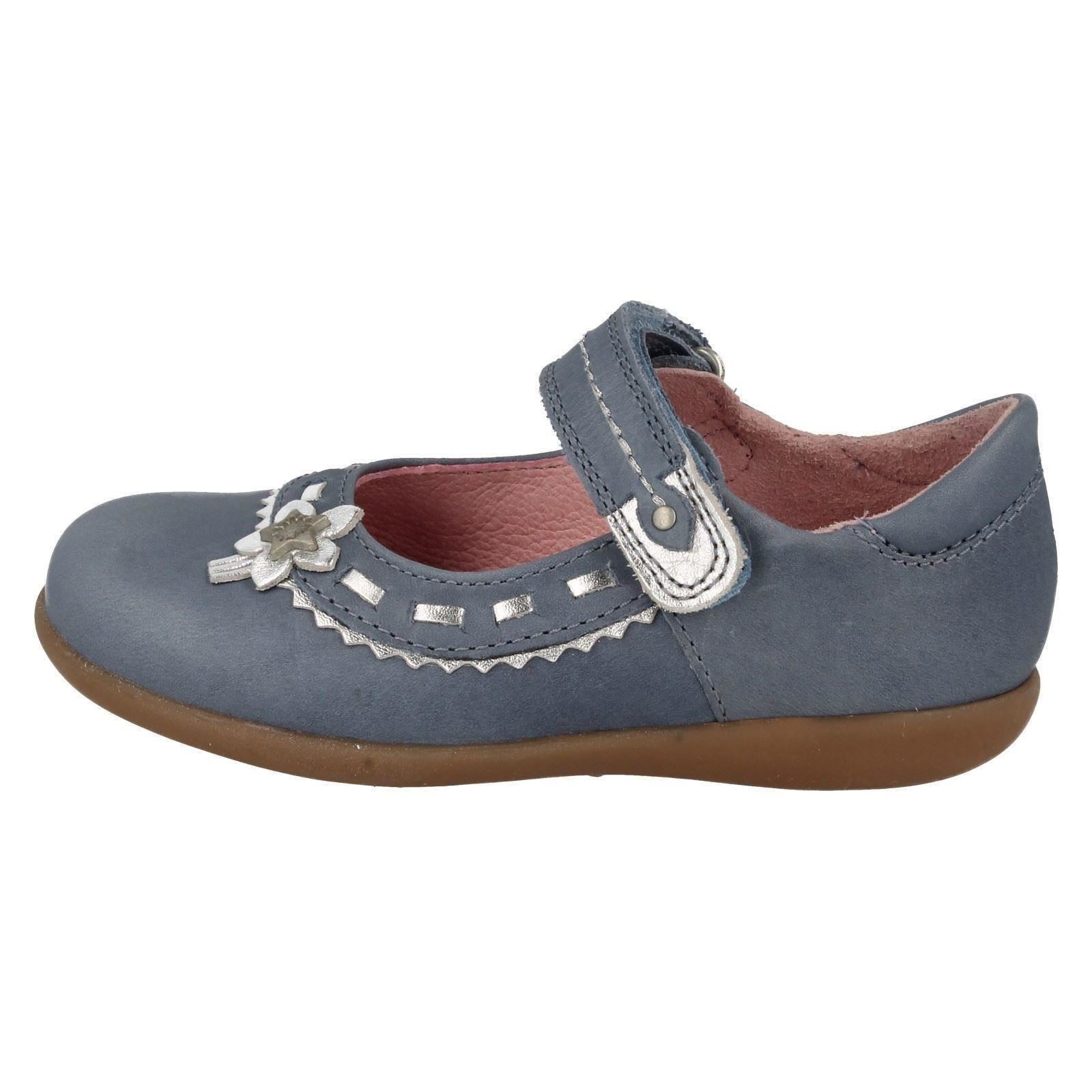 All Listings A new pair of girls' shoes will add excitement to her wardrobe. Find your daughter a fashion she'll be proud of with girls' shoes. Your little girl is going to keep growing, and it's important to make sure she has shoes that fit.