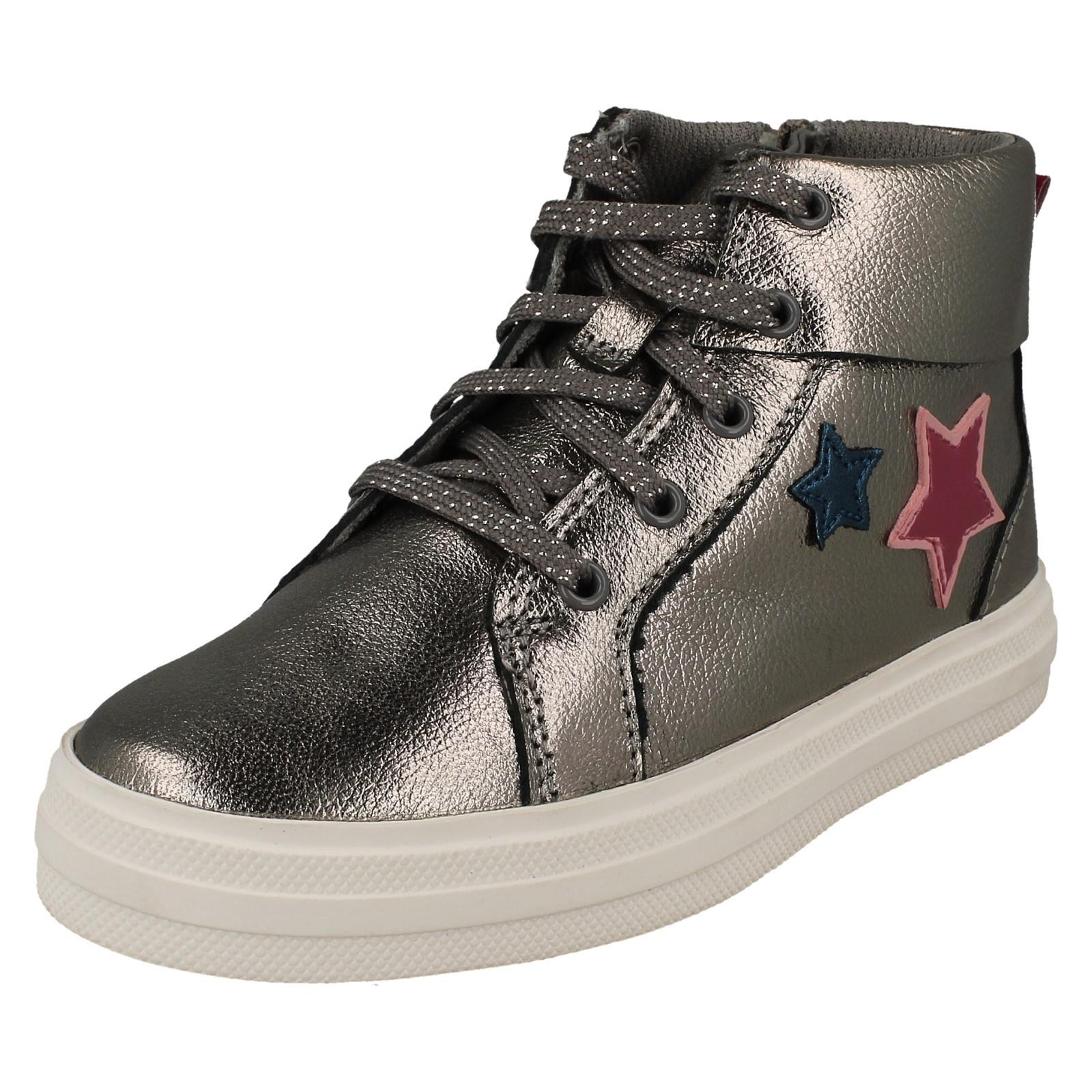 Botines informales Clarks de cuero con cremallera y cordones para niños Nova City - Imagen 11 de 28