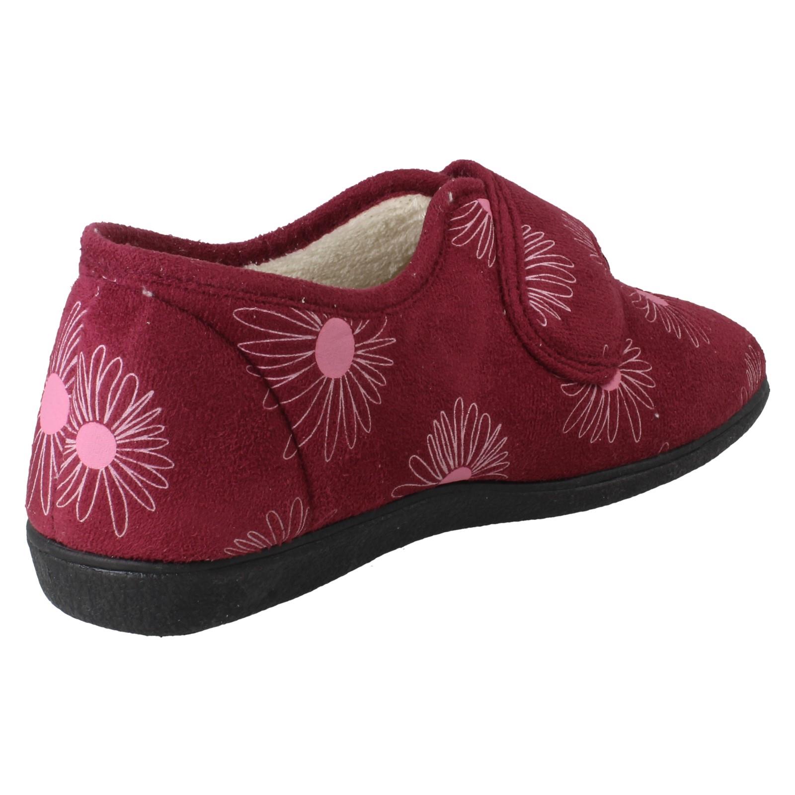 Zapatillas completas anchas detalladas con flores de rosa Judith para dama - Imagen 6 de 28