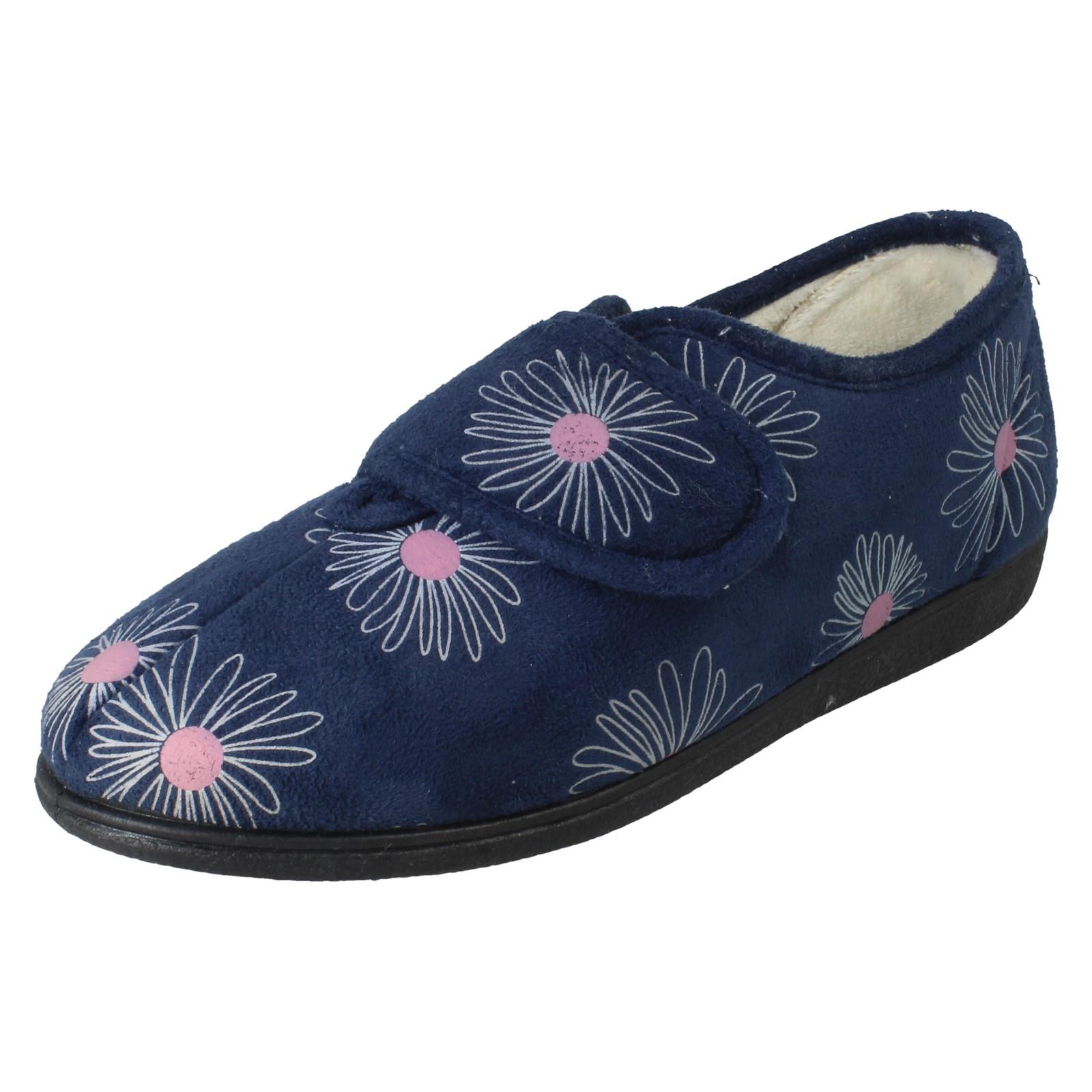 Zapatillas completas anchas detalladas con flores de rosa Judith para dama - Imagen 20 de 28