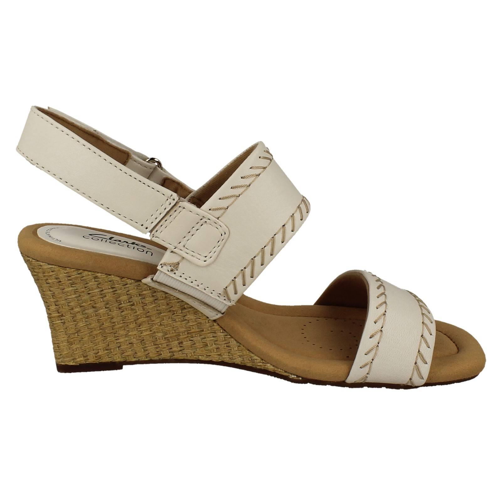Sandalias de verano Clarks de cuero/nubuck con correa de tobillo y tacón de cuña rosa Kyarra para dama - Imagen 16 de 19
