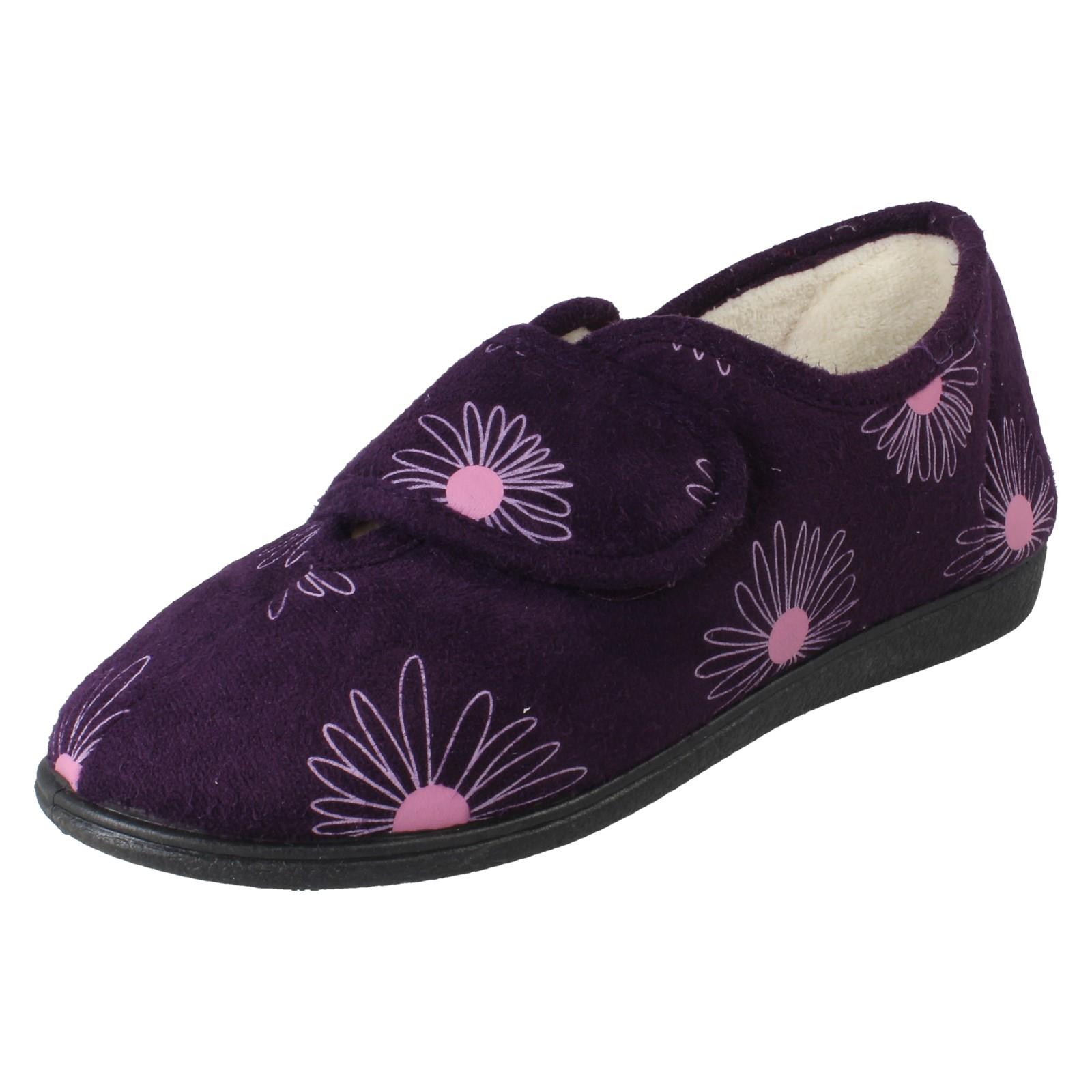 Zapatillas completas anchas detalladas con flores de rosa Judith para dama - Imagen 11 de 28