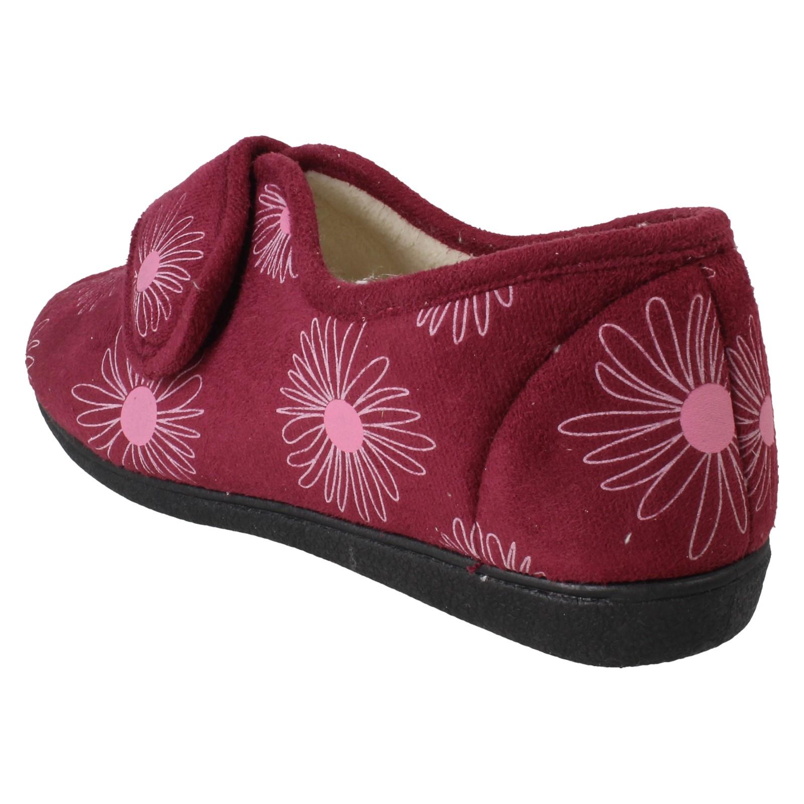 Zapatillas completas anchas detalladas con flores de rosa Judith para dama - Imagen 4 de 28