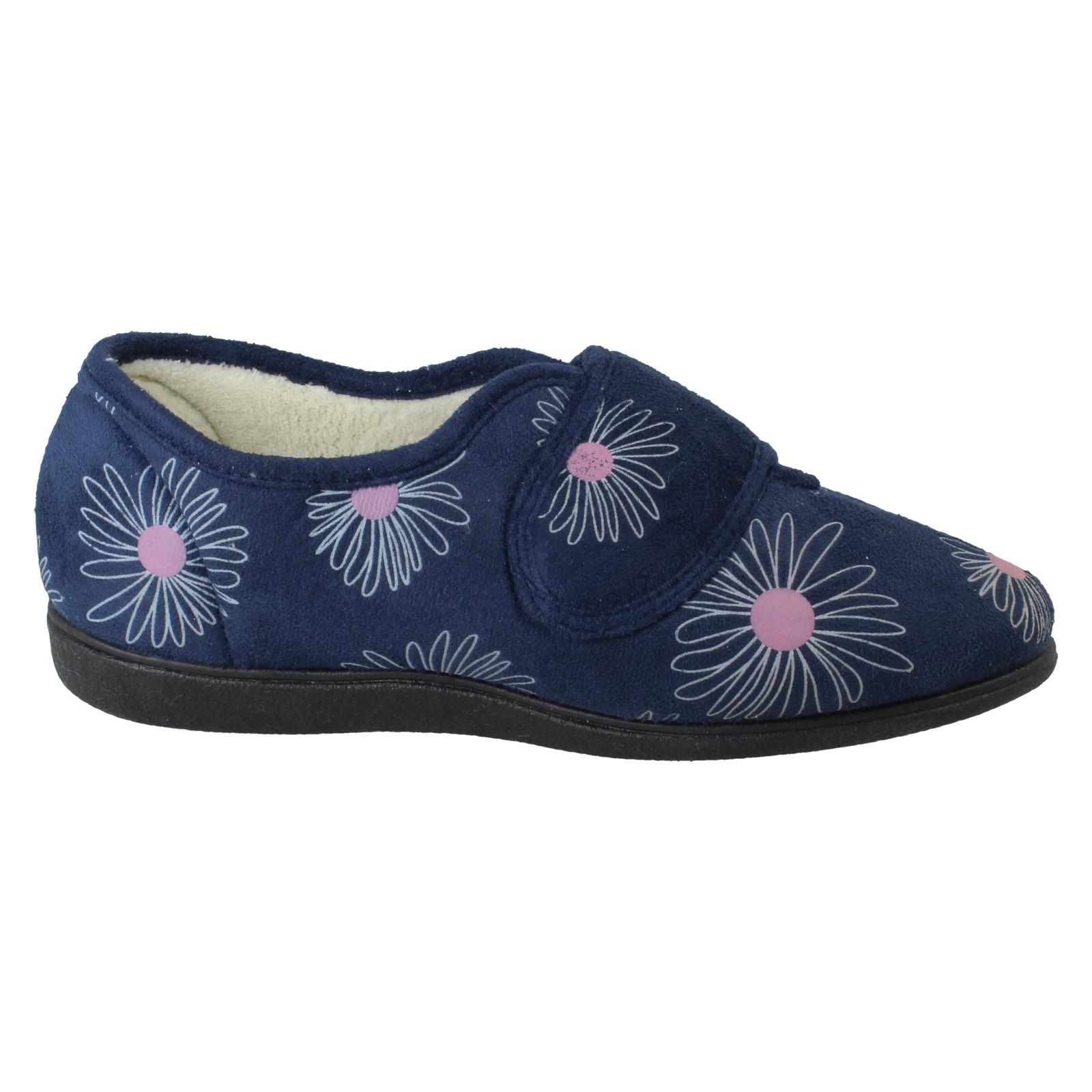 Zapatillas completas anchas detalladas con flores de rosa Judith para dama - Imagen 25 de 28