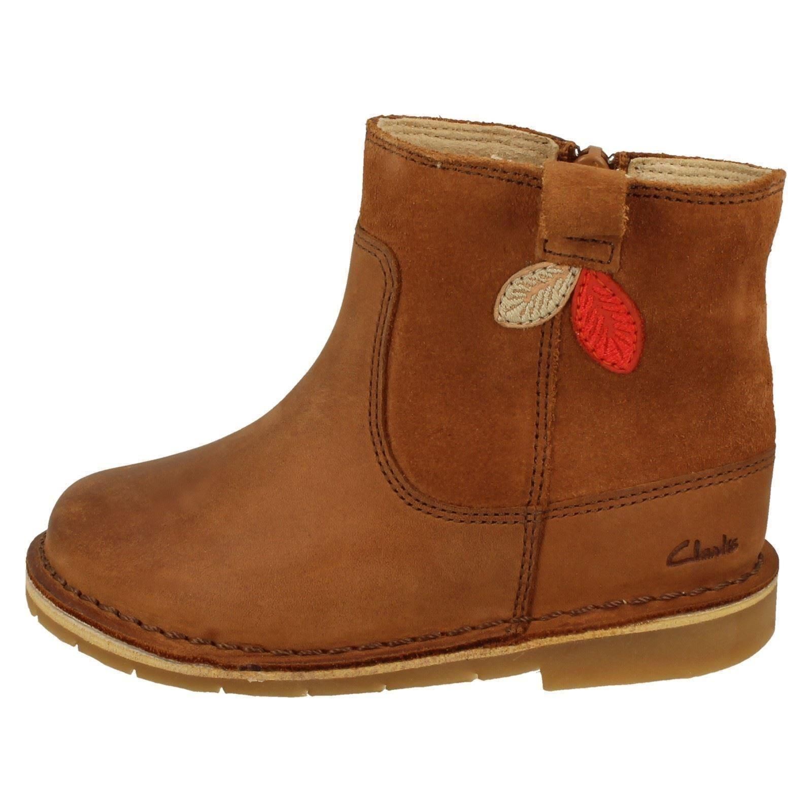 "Botas al tobillo detalladas de hoja de otoño para niñas Clarks ""Estilo cometa T"" - Imagen 13 de 19