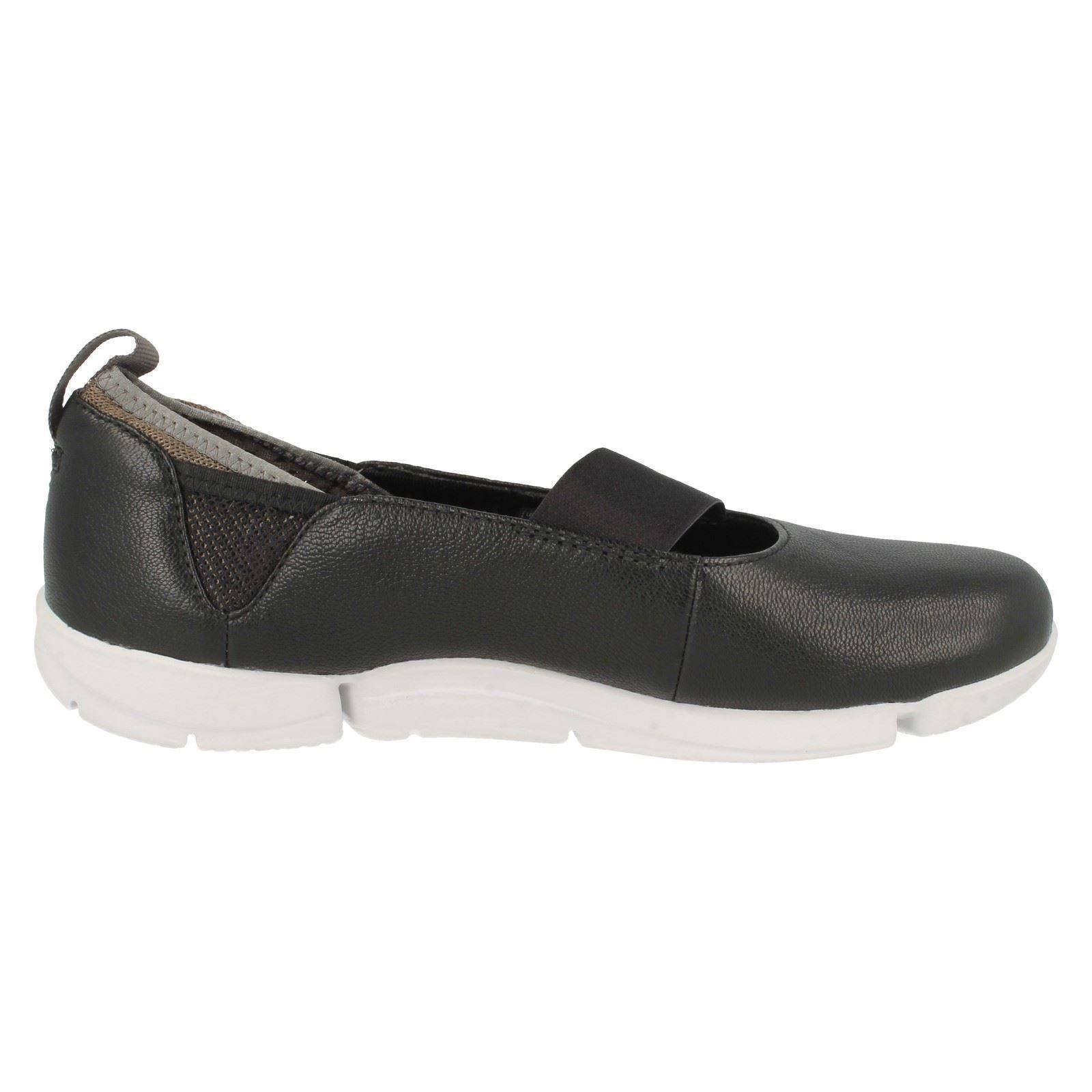 clarks tri step black