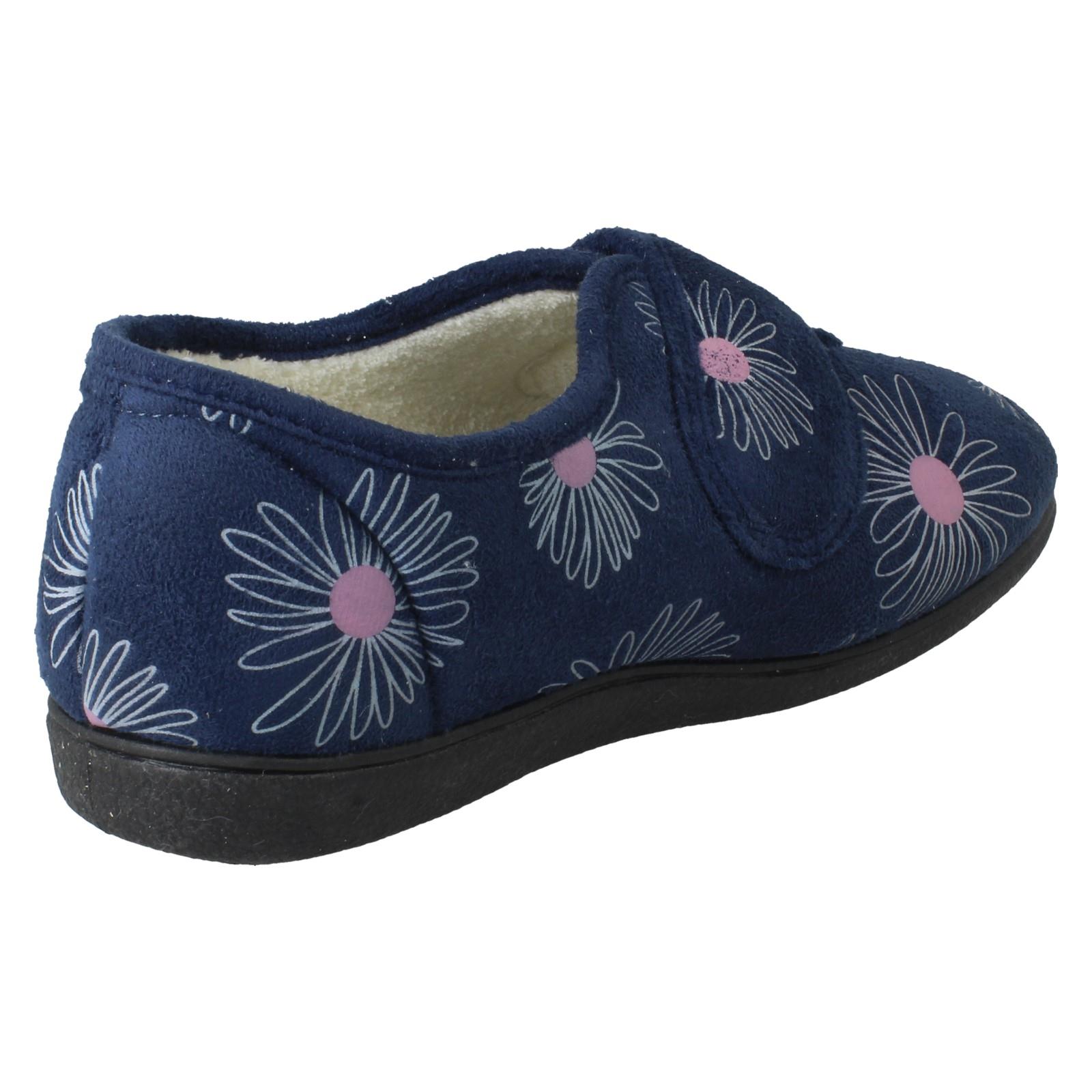 Zapatillas completas anchas detalladas con flores de rosa Judith para dama - Imagen 24 de 28