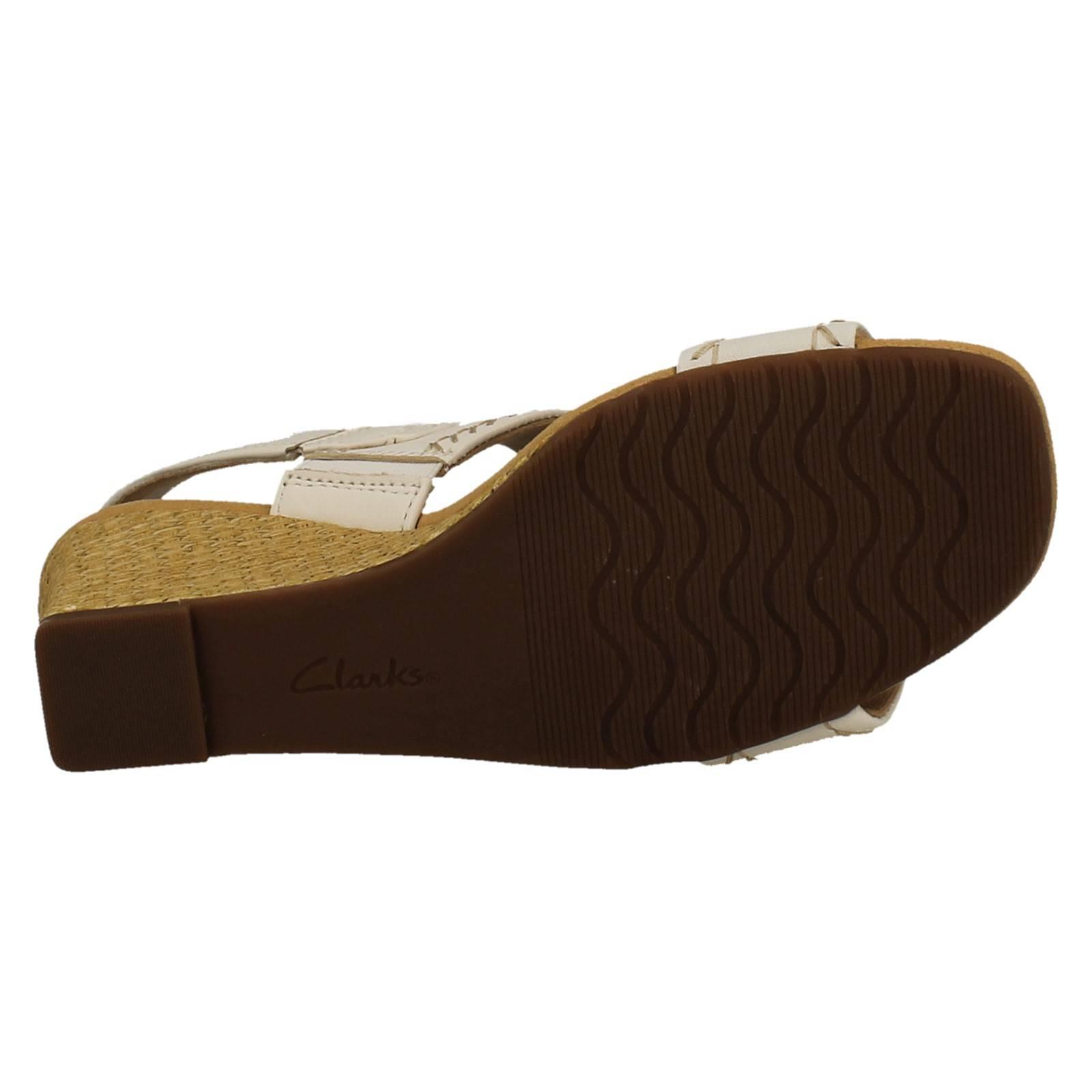 Sandalias de verano Clarks de cuero/nubuck con correa de tobillo y tacón de cuña rosa Kyarra para dama - Imagen 19 de 19