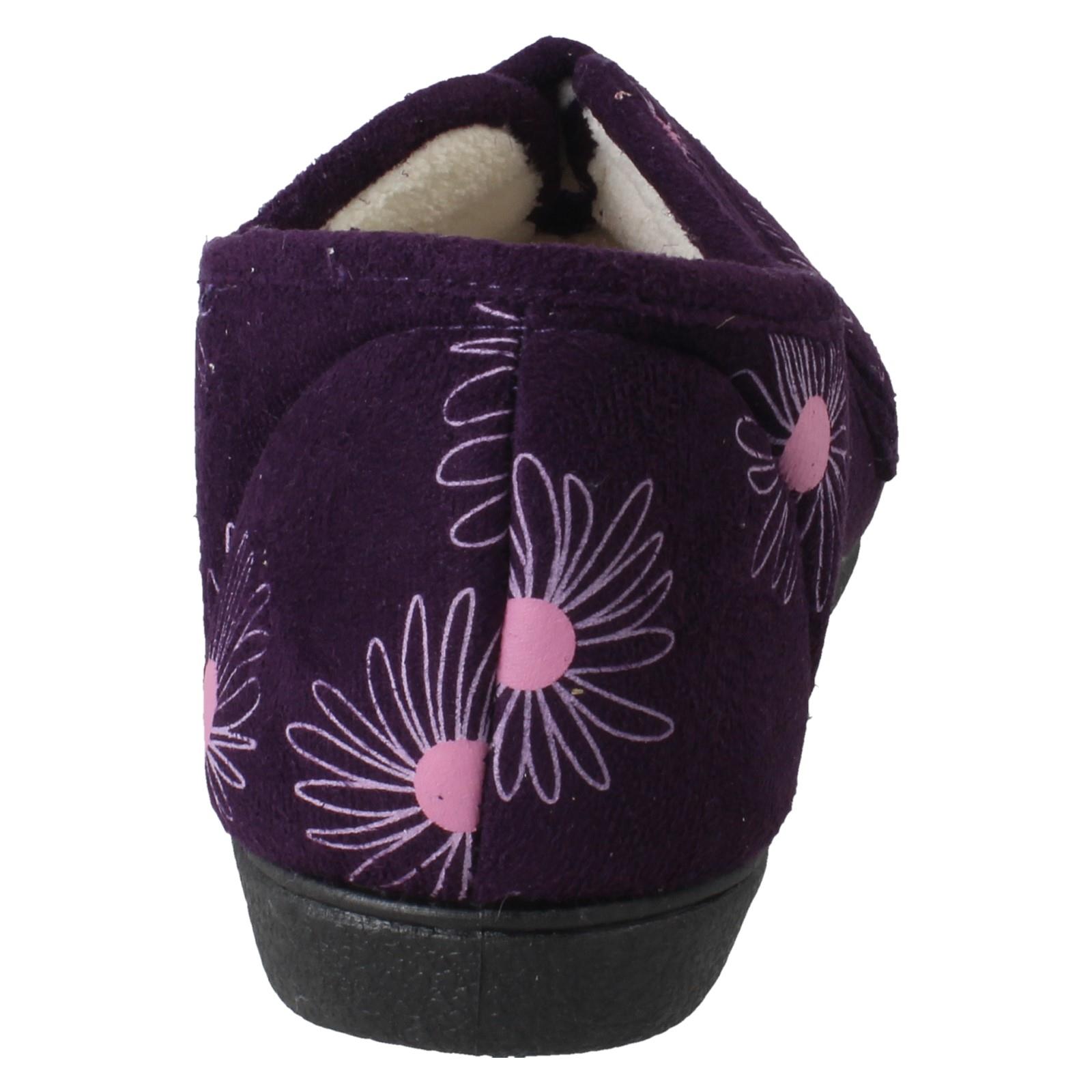 Zapatillas completas anchas detalladas con flores de rosa Judith para dama - Imagen 14 de 28